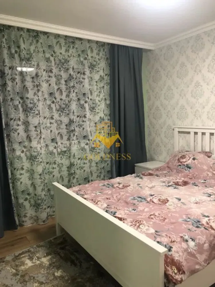 3 camere Openspace, Zona BMW, Parcare, Mega Image, Avram Iancu - GOLDNESS Imobiliare vă propune spre închiriere un apartament cu 3 camere complet mobilat și utilat, la etajul 5 într-un imobil de 7 etaje, în Cartierul Floresti, ZONA BMW- Avram Iancu

Dispune de loc de parcare!

Se află în apropierea stațiilor de transport în comun, magazine, restaurante, spații verzi, farmacii, etc. 

 Apartamentul este compartimentat astfel:

 - dormitor cu pat matrimonial, dressing, noptiere, birou, oglindă

- dormitor cu pat matrimonial , dressing, noptiere, 

 - living cu bucatarie open space complet utilată și mobilată, canapea extensibilă, loc de servit masa 

 - baie cu cadă, calorifer port prosop și dulap pentru depozitare.

 - balcon 5 mp.

Imobilul este dotat cu toate cele necesare- centrală proprie, frigider, plită , hotă, mașină de spălat haine, TV, AC, etc. 

Dacă sunteți interesați de acest apartament și doriți să îl vizionați, dar și pentru alte oferte nu ezitați să ne contactați telefonic sau prin e-mail. Vă stăm la dispoziție!

Pentru intermediere se percepe un comision de 50% din prețul chiriei!