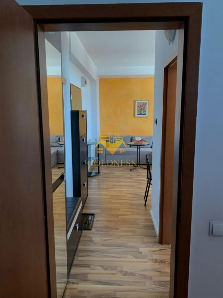 3 camere,Parcare, Observatorului, Calea turzii, Lidl, Sigma, AC. - GOLDNESS Imobiliare vă propune spre închiriere un apartament cu 3 camere complet mobilat și utilat, la etajul 4 într-un imobil de 4 etaje, în Cartierul Zorilor .
Loc de parcare subteran si loc de parcare deschis.
Se află în apropierea stațiilor de transport în comun, magazine, restaurante, spații verzi, farmacii, etc. 

Apartamentul este compartimentat astfel:
 - dormitor cu pat matrimonial, dressing, 
 - dormitor cu pat matrimonial, dressing, noptiere
 - living cu canapea extensibilă, loc de servit masa 
 -bucatarie complet utilată și mobilată
 - baie cu cada, calorifer port prosop și dulap pentru depozitare.

Imobilul este dotat cu toate cele necesare- centrală proprie, frigider, aragaz, hotă, mașină de spălat haine, etc. 

Dacă sunteți interesați de acest apartament și doriți să îl vizionați, dar și pentru alte oferte nu ezitați să ne contactați telefonic sau prin e-mail. Vă stăm la dispoziție!
Pentru intermediere se percepe un comision de 75% din prețul chiriei!