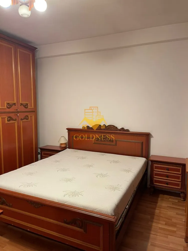 3 camere,Parcare, Observatorului, Calea turzii, Lidl, Sigma, AC. - GOLDNESS Imobiliare vă propune spre închiriere un apartament cu 3 camere complet mobilat și utilat, la etajul 4 într-un imobil de 4 etaje, în Cartierul Zorilor .
Loc de parcare subteran si loc de parcare deschis.
Se află în apropierea stațiilor de transport în comun, magazine, restaurante, spații verzi, farmacii, etc. 

Apartamentul este compartimentat astfel:
 - dormitor cu pat matrimonial, dressing, 
 - dormitor cu pat matrimonial, dressing, noptiere
 - living cu canapea extensibilă, loc de servit masa 
 -bucatarie complet utilată și mobilată
 - baie cu cada, calorifer port prosop și dulap pentru depozitare.

Imobilul este dotat cu toate cele necesare- centrală proprie, frigider, aragaz, hotă, mașină de spălat haine, etc. 

Dacă sunteți interesați de acest apartament și doriți să îl vizionați, dar și pentru alte oferte nu ezitați să ne contactați telefonic sau prin e-mail. Vă stăm la dispoziție!
Pentru intermediere se percepe un comision de 75% din prețul chiriei!
