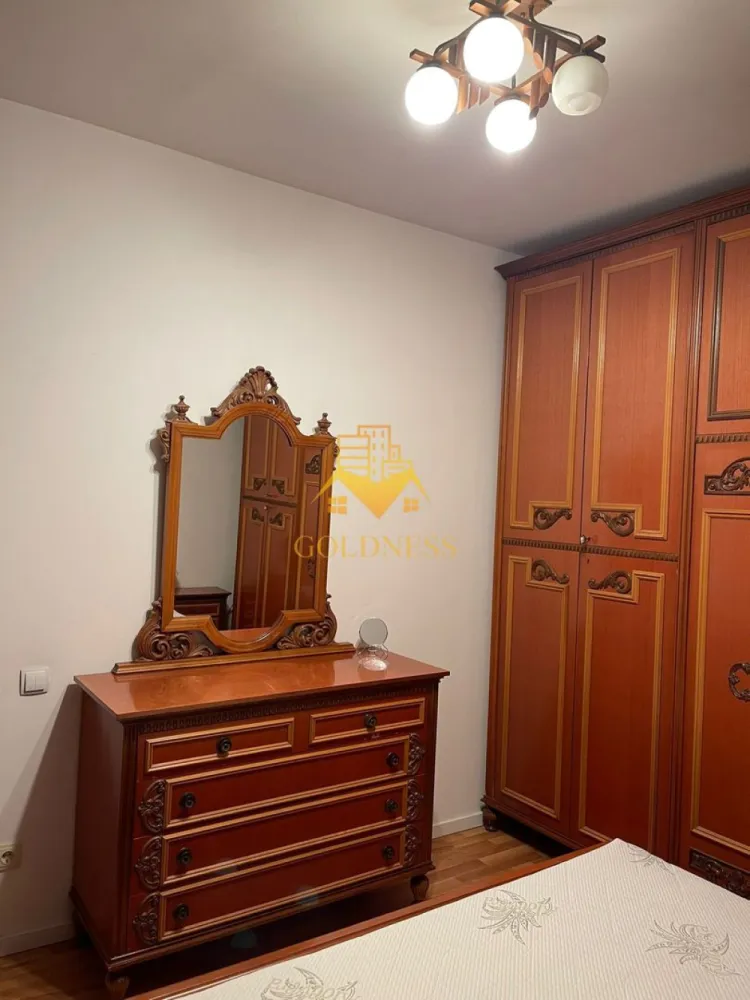 3 camere,Parcare, Observatorului, Calea turzii, Lidl, Sigma, AC. - GOLDNESS Imobiliare vă propune spre închiriere un apartament cu 3 camere complet mobilat și utilat, la etajul 4 într-un imobil de 4 etaje, în Cartierul Zorilor .
Loc de parcare subteran si loc de parcare deschis.
Se află în apropierea stațiilor de transport în comun, magazine, restaurante, spații verzi, farmacii, etc. 

Apartamentul este compartimentat astfel:
 - dormitor cu pat matrimonial, dressing, 
 - dormitor cu pat matrimonial, dressing, noptiere
 - living cu canapea extensibilă, loc de servit masa 
 -bucatarie complet utilată și mobilată
 - baie cu cada, calorifer port prosop și dulap pentru depozitare.

Imobilul este dotat cu toate cele necesare- centrală proprie, frigider, aragaz, hotă, mașină de spălat haine, etc. 

Dacă sunteți interesați de acest apartament și doriți să îl vizionați, dar și pentru alte oferte nu ezitați să ne contactați telefonic sau prin e-mail. Vă stăm la dispoziție!
Pentru intermediere se percepe un comision de 75% din prețul chiriei!