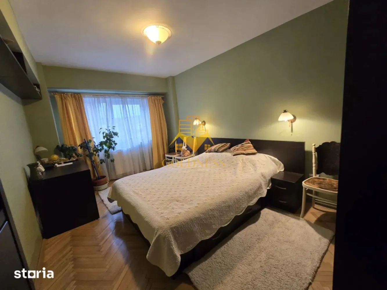 2 camere, decomandate, Gheorgheni,Teodor Mihali Zona FSEGA,Iulius Mall - GOLDNESS Imobiliare vă propune spre închiriere un apartament cu 2 camere decomandate complet mobilat și utilat, la etajul 7 într-un imobil de 8 etaje, în Cartierul Gheorgheni.
Dispune de loc de parcare!
Se află în apropierea stațiilor de transport în comun, magazine, restaurante, spații verzi, farmacii, etc. 

Apartamentul este compartimentat astfel:
 - dormitor cu pat matrimonial, dressing, noptiere
 - living cu canapea extensibila, spatiu pentru depozitare, TV
 - bucatarie complet mobilata, utilata, loc de luat masa
 - baie cu cada, calorifer port prosop și dulap pentru depozitare.
 - balcon de 8 mp.

Imobilul este dotat cu toate cele necesare- centrală proprie, frigider, aragaz, hotă, mașină de spălat haine, etc. 

Dacă sunteți interesați de acest apartament și doriți să îl vizionați, dar și pentru alte oferte nu ezitați să ne contactați telefonic sau prin e-mail. Vă stăm la dispoziție!

Pentru intermediere se percepe un comision de 50% din prețul chiriei!