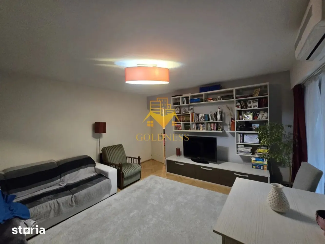 2 camere, decomandate, Gheorgheni,Teodor Mihali Zona FSEGA,Iulius Mall - GOLDNESS Imobiliare vă propune spre închiriere un apartament cu 2 camere decomandate complet mobilat și utilat, la etajul 7 într-un imobil de 8 etaje, în Cartierul Gheorgheni.
Dispune de loc de parcare!
Se află în apropierea stațiilor de transport în comun, magazine, restaurante, spații verzi, farmacii, etc. 

Apartamentul este compartimentat astfel:
 - dormitor cu pat matrimonial, dressing, noptiere
 - living cu canapea extensibila, spatiu pentru depozitare, TV
 - bucatarie complet mobilata, utilata, loc de luat masa
 - baie cu cada, calorifer port prosop și dulap pentru depozitare.
 - balcon de 8 mp.

Imobilul este dotat cu toate cele necesare- centrală proprie, frigider, aragaz, hotă, mașină de spălat haine, etc. 

Dacă sunteți interesați de acest apartament și doriți să îl vizionați, dar și pentru alte oferte nu ezitați să ne contactați telefonic sau prin e-mail. Vă stăm la dispoziție!

Pentru intermediere se percepe un comision de 50% din prețul chiriei!