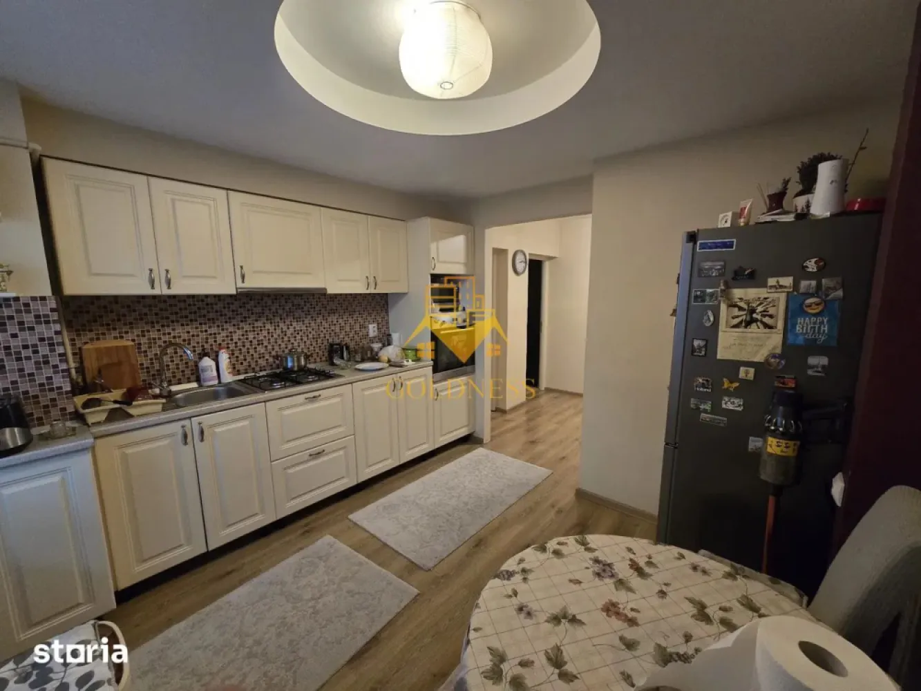 2 camere, decomandate, Gheorgheni,Teodor Mihali Zona FSEGA,Iulius Mall - GOLDNESS Imobiliare vă propune spre închiriere un apartament cu 2 camere decomandate complet mobilat și utilat, la etajul 7 într-un imobil de 8 etaje, în Cartierul Gheorgheni.
Dispune de loc de parcare!
Se află în apropierea stațiilor de transport în comun, magazine, restaurante, spații verzi, farmacii, etc. 

Apartamentul este compartimentat astfel:
 - dormitor cu pat matrimonial, dressing, noptiere
 - living cu canapea extensibila, spatiu pentru depozitare, TV
 - bucatarie complet mobilata, utilata, loc de luat masa
 - baie cu cada, calorifer port prosop și dulap pentru depozitare.
 - balcon de 8 mp.

Imobilul este dotat cu toate cele necesare- centrală proprie, frigider, aragaz, hotă, mașină de spălat haine, etc. 

Dacă sunteți interesați de acest apartament și doriți să îl vizionați, dar și pentru alte oferte nu ezitați să ne contactați telefonic sau prin e-mail. Vă stăm la dispoziție!

Pentru intermediere se percepe un comision de 50% din prețul chiriei!