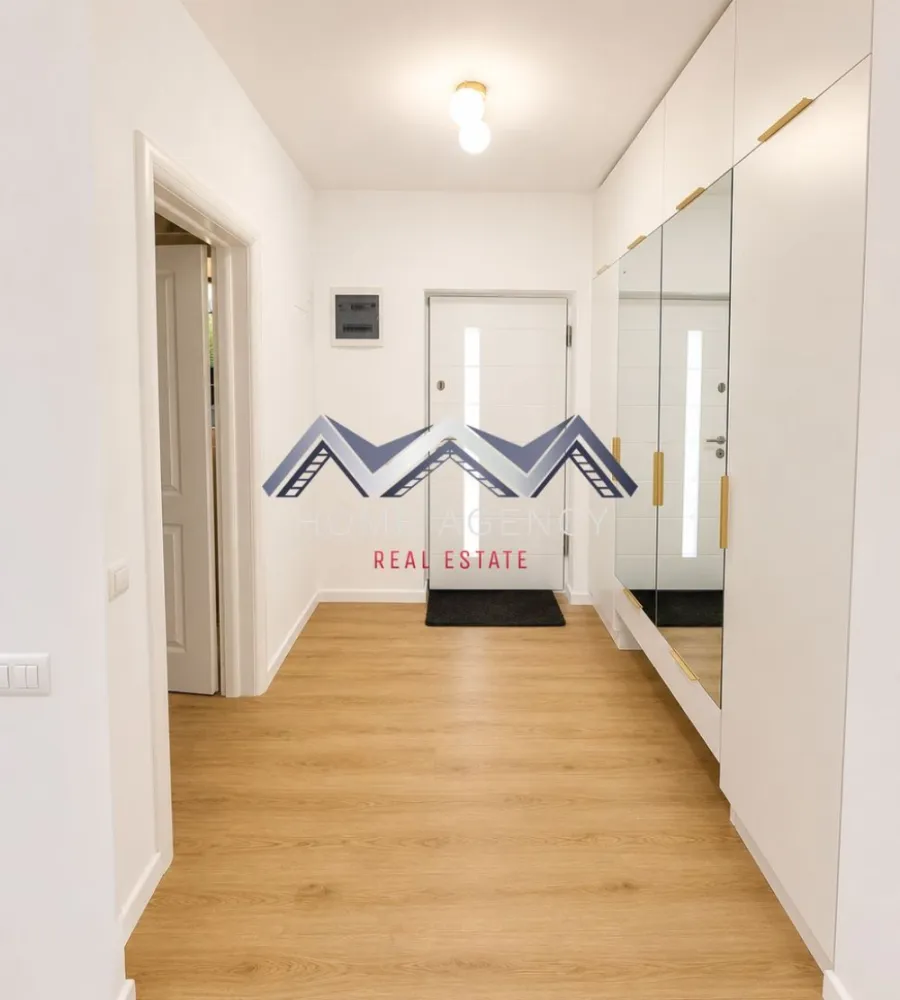 Casă P+1 premium | Ultracentral Otopeni | prima închiriere - Vă propunem, spre închiriere, o casă individuală deosebită, aflată la prima închiriere, situată în centrul orașului Otopeni, într-o zonă rezidențială exclusiv de case, apreciată pentru liniște, intimitate și accesibilitate, la câteva minute de mers pe jos de Piață, școală, grădinițe, restaurante, cafenele și principalele puncte de interes ale orașului.

Finalizată în 2026 și amplasată într-o comunitate privată formată din doar 4 vile individuale, proprietatea oferă intimitate, siguranță și un standard ridicat de locuire, fiind alegerea ideală pentru o familie care își dorește confort modern și acces rapid către Nordul Capitalei, Aeroportul Henri Coandă, zonele de business și principalele centre comerciale din zonă.

Casa dispune de o suprafață utilă de aproximativ 140 mp, completată de o terasă de 14 mp și o curte proprie de 300 mp, perfectă pentru relaxare, activități în aer liber sau petrecerea timpului alături de familie.

Compartimentarea este eficientă și echilibrată. La parter regăsim un living generos, cu suprafețe vitrate ample și lumină naturală din abundență, o bucătărie deschisă, complet amenajată și utilată, un birou care poate fi utilizat și ca dormitor pentru oaspeți, precum și o baie elegantă de serviciu. În plus, spațiul de depozitare amenajat sub scară oferă un plus de funcționalitate pentru organizarea eficientă a locuinței.

Etajul este dedicat odihnei și include trei dormitoare spațioase, două băi moderne, dintre care una aferentă dormitorului matrimonial, precum și spații de depozitare atent integrate. Proprietatea beneficiază de două dressing-uri realizate la comandă, oferind funcționalitate și confort în utilizarea de zi cu zi. La acest nivel se face accesul spre pod, un spațiu suplimentar de depozitare ideal și necesar pentru orice familie.

Imobilul se predă nemobilat, cu bucătăria complet mobilată și utilată, precum și cu cele două dressing-uri realizate la comandă. Pentru chiriașii care își doresc o soluție complet pregătită pentru mutare, proprietatea poate fi mobilată integral la cerere (preț diferit).

Confortul este completat de încălzirea prin pardoseală, aer condiționat în zona de living, finisaje moderne și două locuri de parcare dedicate.

O proprietate rar disponibilă pe piața din Otopeni, ce reunește avantajele unei locații ultracentrale cu liniștea unei zone rezidențiale exclusiv de case, într-o comunitate restrânsă și selectă. Beneficiile unei construcții noi, aflate la prima închiriere, transformă această proprietate într-o alegere ideală pentru familiile care caută confort, intimitate și acces facil atât către facilitățile orașului, cât și către principalele puncte de interes din Nordul Bucureștiului.

Pentru informații suplimentare și programarea unei vizionări, vă invităm să ne contactați.