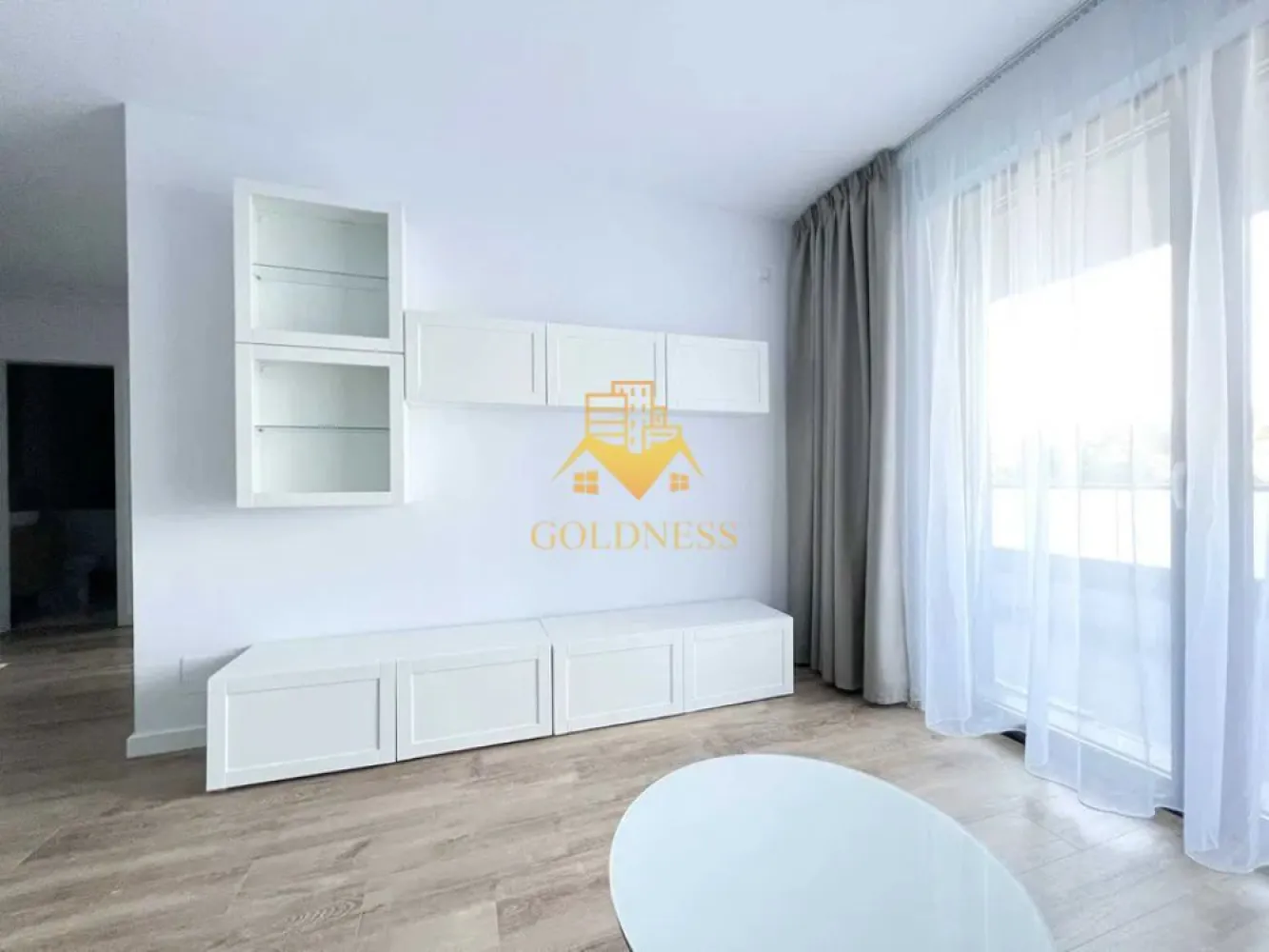 2 camere, parcare, Intre Lacuri, Park Lake Zona Iulius Mall, FSEGA - GOLDNESS Imobiliare vă propune spre închiriere un apartament cu 2 camere open-space complet mobilat și utilat, la etajul 1 într-un imobil de 10 etaje, în cartierul Intre Lacuri, Zona Park Lake 3.
Se poate inchiria parcare subterana cu 50 euro!
Apartamentul este compartimentat astfel:

 - dormitor cu pat matrimonial, dressing, noptiere

 - living cu bucatarie open-space complet utilată, canapea, loc de servit masa, TV

 - baie cu cabina de dus, calorifer port prosop inox și dulap pentru depozitare.

 - balcon de 6 mp.

Imobilul este dotat cu toate cele necesare- centrală proprie, mașină de spălat haine, frigider, plită electrică, hotă, etc. 
Se află în apropierea stațiilor de transport în comun, magazine, restaurante, spații verzi, farmacii, etc. 

Dacă sunteți interesați de acest apartament și doriți să îl vizionați, dar și pentru alte oferte nu ezitați să ne contactați telefonic sau prin e-mail. Vă stăm la dispoziție!