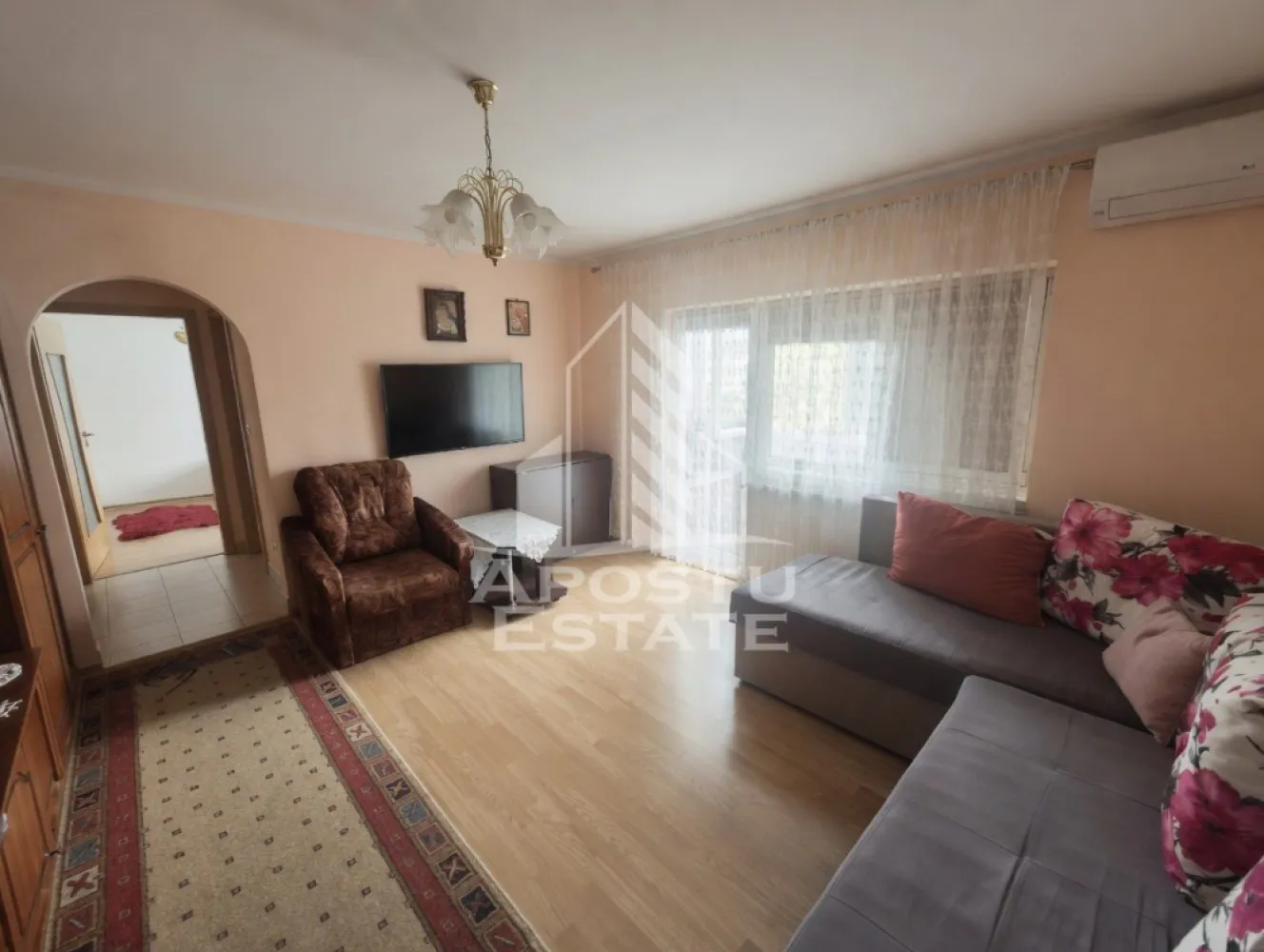 Apartament cu 2 camere de vanzare, Zona Dambovita, Timisoara - Agentia imobiliara APOSTU ESTATE va propune spre vanzare un apartament cu 2 camere, situat la etajul 4/4 cu acoperis nou, in zona Dambovita, Timisoara, judetul Timis.
Locuinta are o suprafata utila de 54 mp.
Compartimentare eficienta:
- hol de acces 
- bucatarie separata
- living
- dormitor
- baie cu cada si geam
- balcon inchis

Dotari si beneficii:
-centrala termica proprie pe gaz
-aer conditionat;

Apartamentul este ideal atat pentru locuinta proprie, cat si pentru investitie. Zona este bine cotata, cu multiple facilitati in proximitate.

Agentia imobiliara Apostu Estate va ofera consultanta bancara gratuita prin intermediul colaboratorilor nostri pentru alegerea celui mai potrivit tip de credit, astfel incat tu sa devi noul proprietar al acestui apartament.
Va asteptam cu drag la o vizionare.
ID INTERN : CP3112374