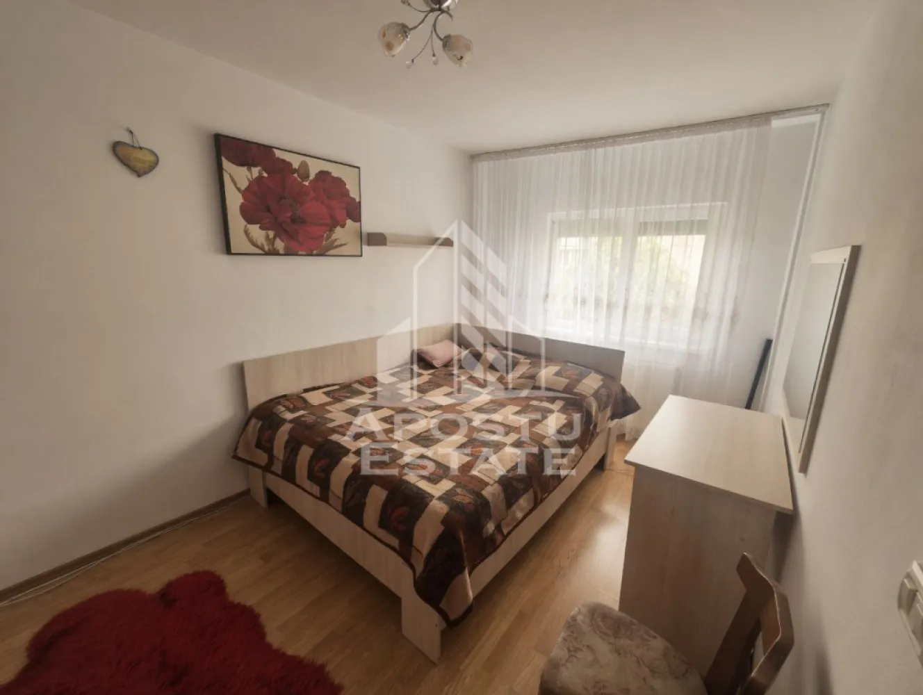 Apartament cu 2 camere de vanzare, Zona Dambovita, Timisoara - Agentia imobiliara APOSTU ESTATE va propune spre vanzare un apartament cu 2 camere, situat la etajul 4/4 cu acoperis nou, in zona Dambovita, Timisoara, judetul Timis.
Locuinta are o suprafata utila de 54 mp.
Compartimentare eficienta:
- hol de acces 
- bucatarie separata
- living
- dormitor
- baie cu cada si geam
- balcon inchis

Dotari si beneficii:
-centrala termica proprie pe gaz
-aer conditionat;

Apartamentul este ideal atat pentru locuinta proprie, cat si pentru investitie. Zona este bine cotata, cu multiple facilitati in proximitate.

Agentia imobiliara Apostu Estate va ofera consultanta bancara gratuita prin intermediul colaboratorilor nostri pentru alegerea celui mai potrivit tip de credit, astfel incat tu sa devi noul proprietar al acestui apartament.
Va asteptam cu drag la o vizionare.
ID INTERN : CP3112374