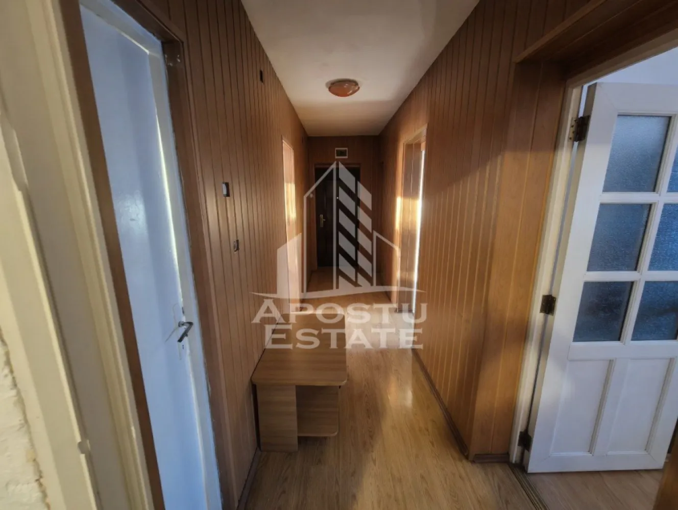 AP. 94MP 4CAM PARTER+GRADINĂ150MP GIARMATA-Timișoara - Apostu Estate vă propune spre vânzare un apartament spațios de 75 metri pătrați la parter într-un bloc foarte mic cu total 6 apartamente (comunitate restrânsă, liniște maximă), complet mobilat și gata de locuit, în Giarmata, la doar 25 minute de centrul Timișoarei. Are 4 camere (3 dormitoare generoase + living spațios), 2 băi (baie completă funcțională + baie de serviciu care necesită conectare la apă), încălzire cu sobă pe lemne funcțională și rețea de gaz la stradă care necesită racordare în apartament. Acoperișul a fost renovat recent, iar parchetul din camere necesită recondiționare ușoară. Bonus: grădină privată de 150 mp, utilizare exclusivă confirmată, apare în actele blocului.

Apartamentul se vinde exact așa cum se vede în poze: complet mobilat, funcțional, dar cu lucrări minore de finisare (parchet, conectare apă baie de serviciu, racordare gaz). Avantaje majore: parter + bloc cu doar 6 apartamente totale + acces direct grădină privată + spații ample tipice anilor '70, cu potențial excelent de modernizare rapidă la preț negociabil.