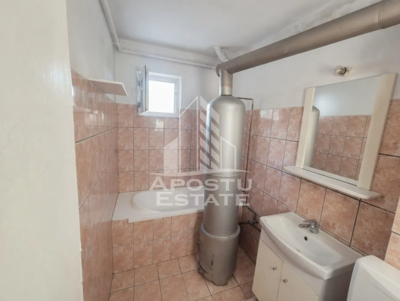AP. 94MP 4CAM PARTER+GRADINĂ150MP GIARMATA-Timișoara - Apostu Estate vă propune spre vânzare un apartament spațios de 75 metri pătrați la parter într-un bloc foarte mic cu total 6 apartamente (comunitate restrânsă, liniște maximă), complet mobilat și gata de locuit, în Giarmata, la doar 25 minute de centrul Timișoarei. Are 4 camere (3 dormitoare generoase + living spațios), 2 băi (baie completă funcțională + baie de serviciu care necesită conectare la apă), încălzire cu sobă pe lemne funcțională și rețea de gaz la stradă care necesită racordare în apartament. Acoperișul a fost renovat recent, iar parchetul din camere necesită recondiționare ușoară. Bonus: grădină privată de 150 mp, utilizare exclusivă confirmată, apare în actele blocului.

Apartamentul se vinde exact așa cum se vede în poze: complet mobilat, funcțional, dar cu lucrări minore de finisare (parchet, conectare apă baie de serviciu, racordare gaz). Avantaje majore: parter + bloc cu doar 6 apartamente totale + acces direct grădină privată + spații ample tipice anilor '70, cu potențial excelent de modernizare rapidă la preț negociabil.