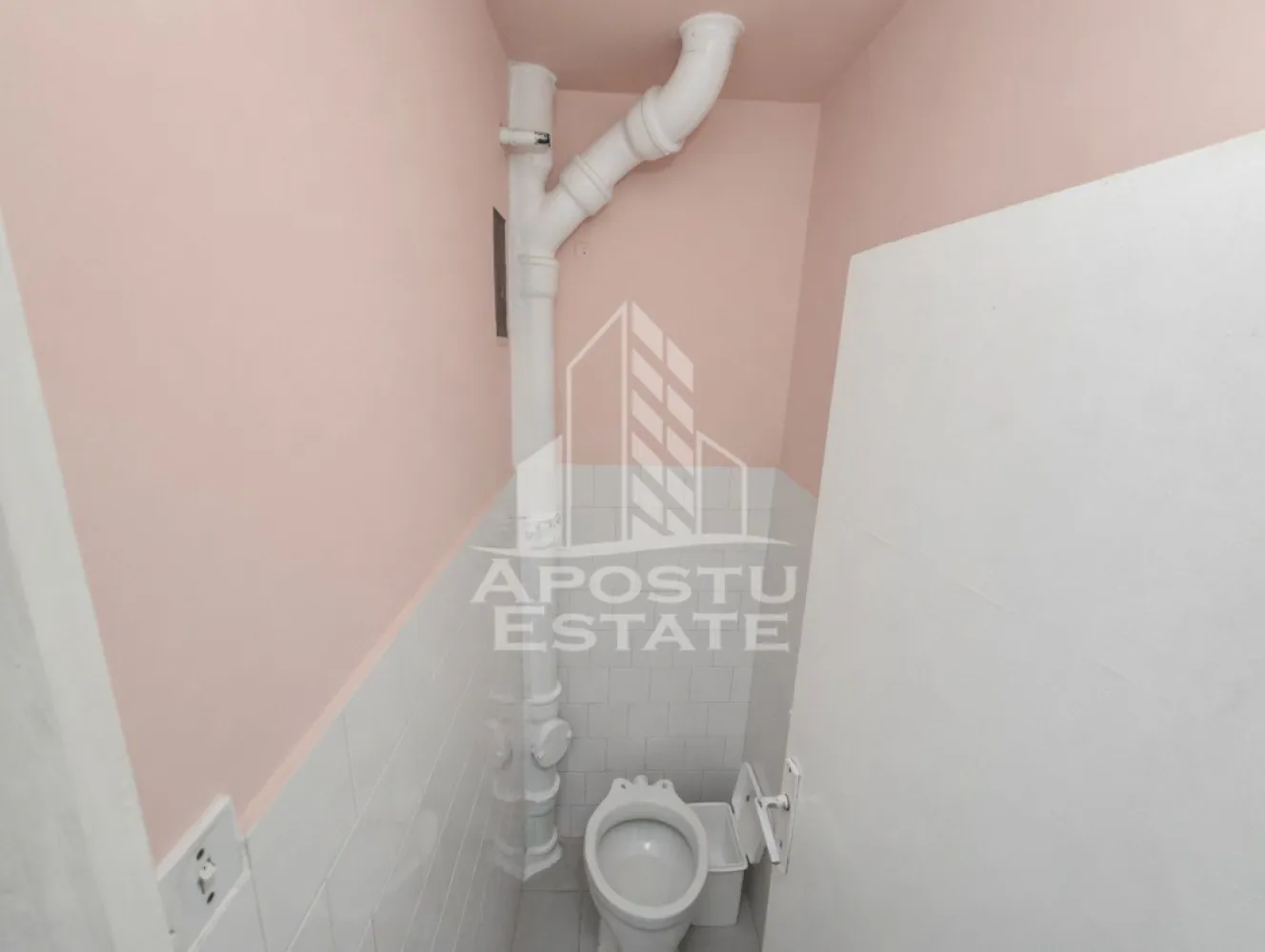 AP. 94MP 4CAM PARTER+GRADINĂ150MP GIARMATA-Timișoara - Apostu Estate vă propune spre vânzare un apartament spațios de 75 metri pătrați la parter într-un bloc foarte mic cu total 6 apartamente (comunitate restrânsă, liniște maximă), complet mobilat și gata de locuit, în Giarmata, la doar 25 minute de centrul Timișoarei. Are 4 camere (3 dormitoare generoase + living spațios), 2 băi (baie completă funcțională + baie de serviciu care necesită conectare la apă), încălzire cu sobă pe lemne funcțională și rețea de gaz la stradă care necesită racordare în apartament. Acoperișul a fost renovat recent, iar parchetul din camere necesită recondiționare ușoară. Bonus: grădină privată de 150 mp, utilizare exclusivă confirmată, apare în actele blocului.

Apartamentul se vinde exact așa cum se vede în poze: complet mobilat, funcțional, dar cu lucrări minore de finisare (parchet, conectare apă baie de serviciu, racordare gaz). Avantaje majore: parter + bloc cu doar 6 apartamente totale + acces direct grădină privată + spații ample tipice anilor '70, cu potențial excelent de modernizare rapidă la preț negociabil.