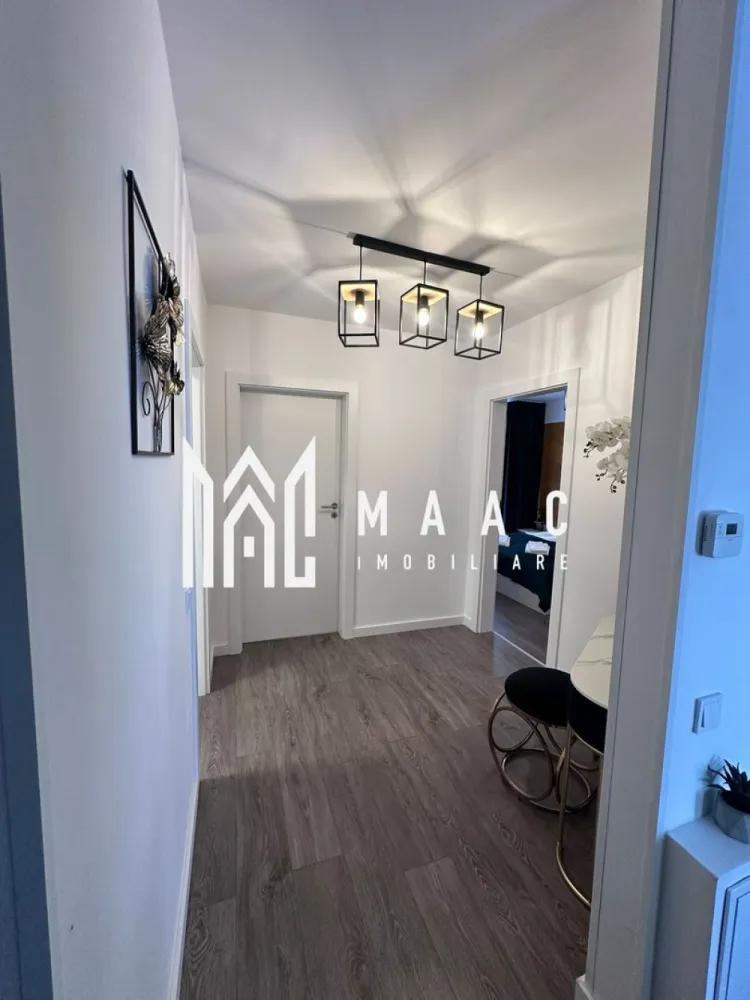 Apartament 3 camere | Etaj 2 | Balcon | parcare - MAAC Imobiliare vă propune spre vânzare un apartament modern cu 3 camere, amenajat la standarde premium, ideal atât pentru locuință personală, cât și pentru investiție în regim hotelier sau pentru închiriere pe termen lung.

Apartamentul este situat într-un imobil construit în anul 2021, dotat cu lift și cu o casă a scării modernă și bine întreținută. Locuința are o suprafață utilă de 71,8 mp și beneficiază de două terase spațioase, oferind un spațiu confortabil și bine organizat.

Compartimentarea este eficientă și bine gândită, oferind spații generoase și luminoase. Apartamentul este compus din două dormitoare, un living open space cu bucătărie, două băi (dintre care una a fost transformată în dressing) și două terase, ideale pentru relaxare.

Locuința se vinde complet mobilată și utilată, fiind pregătită pentru mutare imediată sau pentru exploatare în scop investițional.

Dotări și facilități:
Încălzire în pardoseală
Centrală termică proprie
Aer condiționat
Bucătărie complet utilată (plită electrică, frigider și electrocasnice)
Televizoare în fiecare cameră
Mobilier modern de calitate superioară
Loc de parcare inclus

Apartamentul se remarcă prin finisajele moderne, confortul oferit și compartimentarea practică, fiind o alegere excelentă atât pentru locuit, cât și pentru investiție.

Pentru mai multe informații sau pentru programarea unei vizionări, vă rugăm să ne contactați și să menționați ID: CP3163597