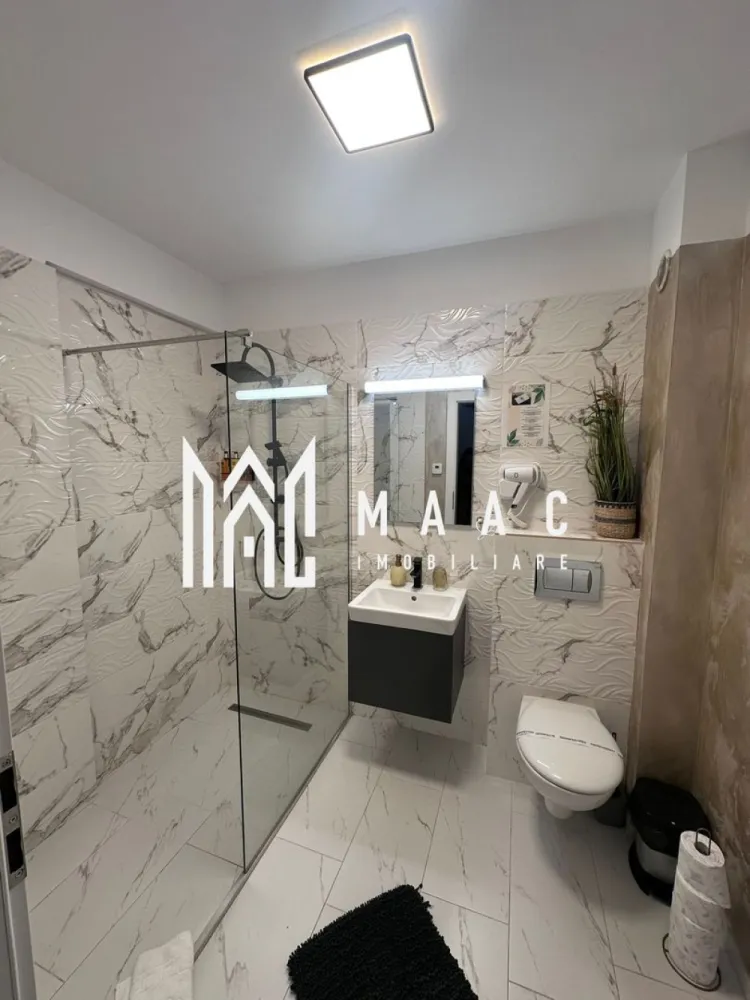 Apartament 3 camere | Etaj 2 | Balcon | parcare - MAAC Imobiliare vă propune spre vânzare un apartament modern cu 3 camere, amenajat la standarde premium, ideal atât pentru locuință personală, cât și pentru investiție în regim hotelier sau pentru închiriere pe termen lung.

Apartamentul este situat într-un imobil construit în anul 2021, dotat cu lift și cu o casă a scării modernă și bine întreținută. Locuința are o suprafață utilă de 71,8 mp și beneficiază de două terase spațioase, oferind un spațiu confortabil și bine organizat.

Compartimentarea este eficientă și bine gândită, oferind spații generoase și luminoase. Apartamentul este compus din două dormitoare, un living open space cu bucătărie, două băi (dintre care una a fost transformată în dressing) și două terase, ideale pentru relaxare.

Locuința se vinde complet mobilată și utilată, fiind pregătită pentru mutare imediată sau pentru exploatare în scop investițional.

Dotări și facilități:
Încălzire în pardoseală
Centrală termică proprie
Aer condiționat
Bucătărie complet utilată (plită electrică, frigider și electrocasnice)
Televizoare în fiecare cameră
Mobilier modern de calitate superioară
Loc de parcare inclus

Apartamentul se remarcă prin finisajele moderne, confortul oferit și compartimentarea practică, fiind o alegere excelentă atât pentru locuit, cât și pentru investiție.

Pentru mai multe informații sau pentru programarea unei vizionări, vă rugăm să ne contactați și să menționați ID: CP3163597