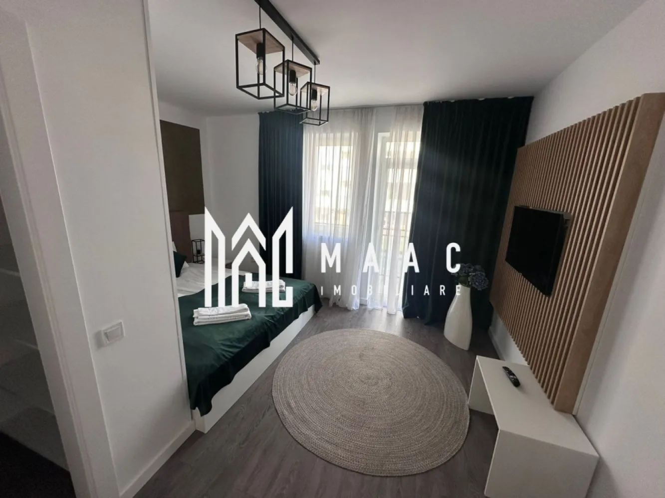 Apartament 3 camere | Etaj 2 | Balcon | parcare - MAAC Imobiliare vă propune spre vânzare un apartament modern cu 3 camere, amenajat la standarde premium, ideal atât pentru locuință personală, cât și pentru investiție în regim hotelier sau pentru închiriere pe termen lung.

Apartamentul este situat într-un imobil construit în anul 2021, dotat cu lift și cu o casă a scării modernă și bine întreținută. Locuința are o suprafață utilă de 71,8 mp și beneficiază de două terase spațioase, oferind un spațiu confortabil și bine organizat.

Compartimentarea este eficientă și bine gândită, oferind spații generoase și luminoase. Apartamentul este compus din două dormitoare, un living open space cu bucătărie, două băi (dintre care una a fost transformată în dressing) și două terase, ideale pentru relaxare.

Locuința se vinde complet mobilată și utilată, fiind pregătită pentru mutare imediată sau pentru exploatare în scop investițional.

Dotări și facilități:
Încălzire în pardoseală
Centrală termică proprie
Aer condiționat
Bucătărie complet utilată (plită electrică, frigider și electrocasnice)
Televizoare în fiecare cameră
Mobilier modern de calitate superioară
Loc de parcare inclus

Apartamentul se remarcă prin finisajele moderne, confortul oferit și compartimentarea practică, fiind o alegere excelentă atât pentru locuit, cât și pentru investiție.

Pentru mai multe informații sau pentru programarea unei vizionări, vă rugăm să ne contactați și să menționați ID: CP3163597