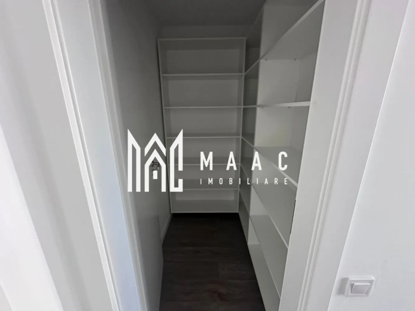 Apartament 3 camere | Etaj 2 | Balcon | parcare - MAAC Imobiliare vă propune spre vânzare un apartament modern cu 3 camere, amenajat la standarde premium, ideal atât pentru locuință personală, cât și pentru investiție în regim hotelier sau pentru închiriere pe termen lung.

Apartamentul este situat într-un imobil construit în anul 2021, dotat cu lift și cu o casă a scării modernă și bine întreținută. Locuința are o suprafață utilă de 71,8 mp și beneficiază de două terase spațioase, oferind un spațiu confortabil și bine organizat.

Compartimentarea este eficientă și bine gândită, oferind spații generoase și luminoase. Apartamentul este compus din două dormitoare, un living open space cu bucătărie, două băi (dintre care una a fost transformată în dressing) și două terase, ideale pentru relaxare.

Locuința se vinde complet mobilată și utilată, fiind pregătită pentru mutare imediată sau pentru exploatare în scop investițional.

Dotări și facilități:
Încălzire în pardoseală
Centrală termică proprie
Aer condiționat
Bucătărie complet utilată (plită electrică, frigider și electrocasnice)
Televizoare în fiecare cameră
Mobilier modern de calitate superioară
Loc de parcare inclus

Apartamentul se remarcă prin finisajele moderne, confortul oferit și compartimentarea practică, fiind o alegere excelentă atât pentru locuit, cât și pentru investiție.

Pentru mai multe informații sau pentru programarea unei vizionări, vă rugăm să ne contactați și să menționați ID: CP3163597
