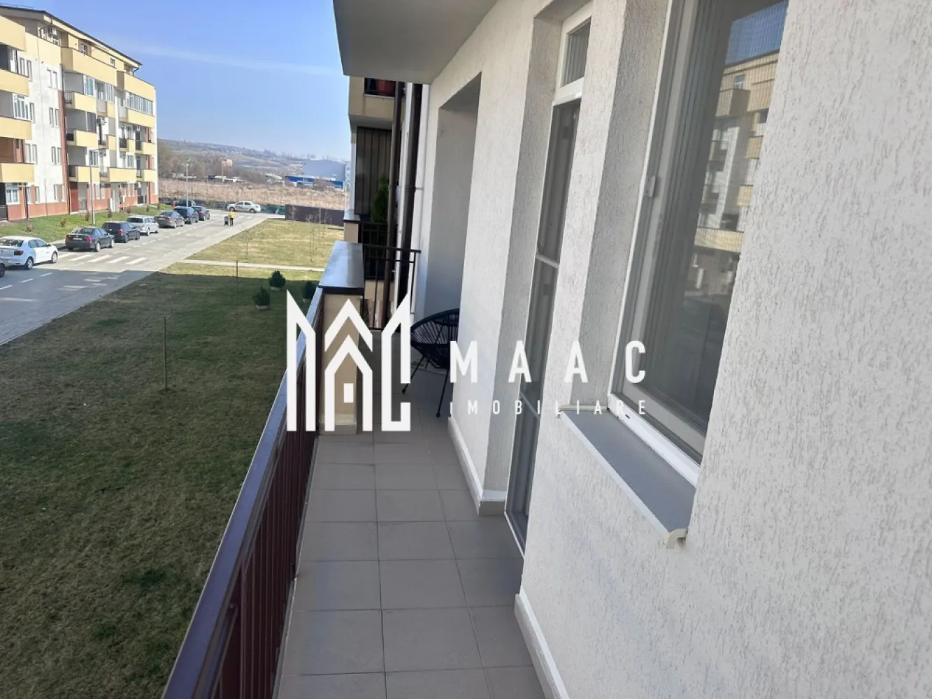 Apartament 3 camere | Etaj 2 | Balcon | parcare - MAAC Imobiliare vă propune spre vânzare un apartament modern cu 3 camere, amenajat la standarde premium, ideal atât pentru locuință personală, cât și pentru investiție în regim hotelier sau pentru închiriere pe termen lung.

Apartamentul este situat într-un imobil construit în anul 2021, dotat cu lift și cu o casă a scării modernă și bine întreținută. Locuința are o suprafață utilă de 71,8 mp și beneficiază de două terase spațioase, oferind un spațiu confortabil și bine organizat.

Compartimentarea este eficientă și bine gândită, oferind spații generoase și luminoase. Apartamentul este compus din două dormitoare, un living open space cu bucătărie, două băi (dintre care una a fost transformată în dressing) și două terase, ideale pentru relaxare.

Locuința se vinde complet mobilată și utilată, fiind pregătită pentru mutare imediată sau pentru exploatare în scop investițional.

Dotări și facilități:
Încălzire în pardoseală
Centrală termică proprie
Aer condiționat
Bucătărie complet utilată (plită electrică, frigider și electrocasnice)
Televizoare în fiecare cameră
Mobilier modern de calitate superioară
Loc de parcare inclus

Apartamentul se remarcă prin finisajele moderne, confortul oferit și compartimentarea practică, fiind o alegere excelentă atât pentru locuit, cât și pentru investiție.

Pentru mai multe informații sau pentru programarea unei vizionări, vă rugăm să ne contactați și să menționați ID: CP3163597