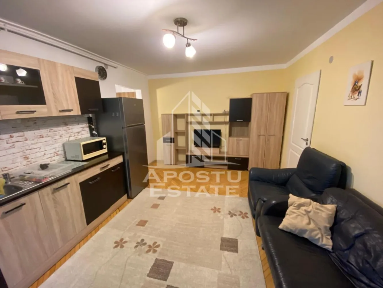 Apartament cu 3 camere de inchiriat, , zona Girocului, Timisoara - Agentia imobiliara APOSTU ESTATE va propune spre inchiriere un apartament spatios si primitor, cu 3 camere, situat intr-o zona linistita si bine conectata din Timisoara, ideal pentru familii sau persoane care doresc un spatiu generos si confortabil.

-Suprafata utila: 50 mp
Compartimentare eficienta:
-Bucatarie open space complet mobilata si utilata, cu loc de luat masa
-Apartamentul este mobilat si utilat
-Centrala proprie pe gaz
-Aer conditionat

Localizare:
- Zona Girocului in apropiere de magazine, scoli,gradinite si mijloace de transport in comun.

deal pentru : 
-Familii
- Cupluri
Va asteptam cu drag la o vizionare sa va imaginati viitorul aici!
ID intern: CP2676701