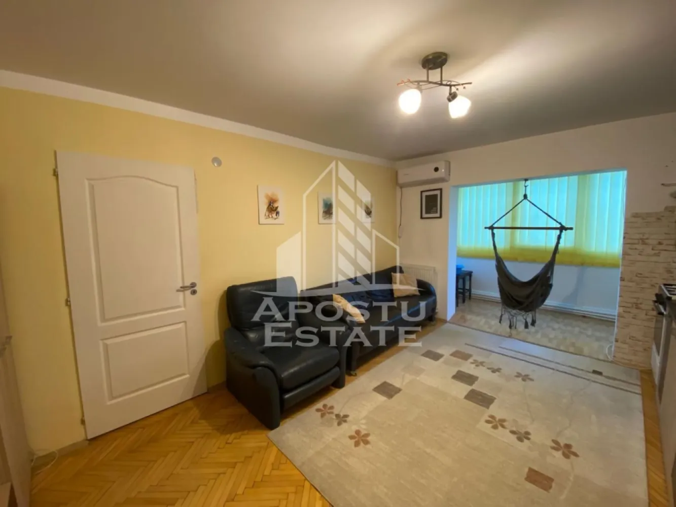 Apartament cu 3 camere de inchiriat, , zona Girocului, Timisoara - Agentia imobiliara APOSTU ESTATE va propune spre inchiriere un apartament spatios si primitor, cu 3 camere, situat intr-o zona linistita si bine conectata din Timisoara, ideal pentru familii sau persoane care doresc un spatiu generos si confortabil.

-Suprafata utila: 50 mp
Compartimentare eficienta:
-Bucatarie open space complet mobilata si utilata, cu loc de luat masa
-Apartamentul este mobilat si utilat
-Centrala proprie pe gaz
-Aer conditionat

Localizare:
- Zona Girocului in apropiere de magazine, scoli,gradinite si mijloace de transport in comun.

deal pentru : 
-Familii
- Cupluri
Va asteptam cu drag la o vizionare sa va imaginati viitorul aici!
ID intern: CP2676701