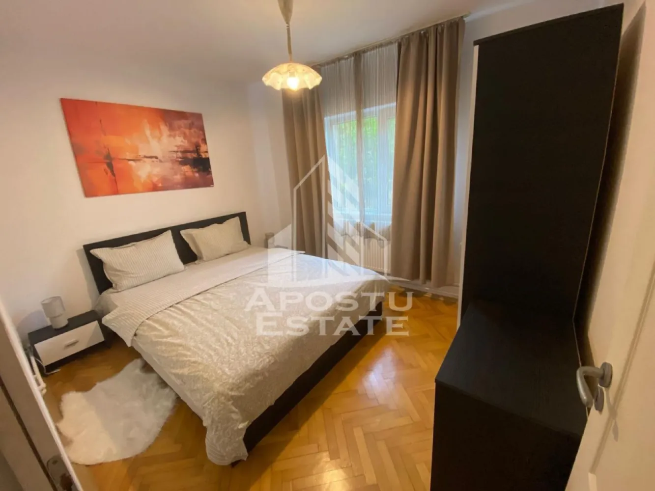 Apartament cu 3 camere de inchiriat, , zona Girocului, Timisoara - Agentia imobiliara APOSTU ESTATE va propune spre inchiriere un apartament spatios si primitor, cu 3 camere, situat intr-o zona linistita si bine conectata din Timisoara, ideal pentru familii sau persoane care doresc un spatiu generos si confortabil.

-Suprafata utila: 50 mp
Compartimentare eficienta:
-Bucatarie open space complet mobilata si utilata, cu loc de luat masa
-Apartamentul este mobilat si utilat
-Centrala proprie pe gaz
-Aer conditionat

Localizare:
- Zona Girocului in apropiere de magazine, scoli,gradinite si mijloace de transport in comun.

deal pentru : 
-Familii
- Cupluri
Va asteptam cu drag la o vizionare sa va imaginati viitorul aici!
ID intern: CP2676701