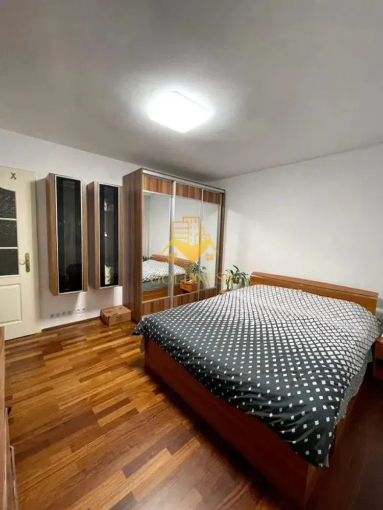 2 camere, decomandate, balcon, Manastur Zona Big, Izlazului,Mehedinti - GOLDNESS Imobiliare vă propune spre închiriere un apartament cu 2 camere decomandate complet mobilat și utilat, situat la etajul 2, într-un imobil de 10 etaje, Cartierul Manastur. 

Posibilitatea de a parca în zonă. 

Se află în apropierea stațiilor de transport în comun, magazine, restaurante, spații verzi, farmacii, etc. 

Apartamentul este compartimentat astfel:

- dormitor cu pat matrimonial, dressing, noptiere.
-dormitor cu pat, dulap pentru haine, spatiu pentru depozitare
- bucătărie complet utilată și mobilată, loc de servit masa.
- baie cu cadă, calorifer port prosop și dulap pentru depozitare.
- balcon de 4 mp

Dacă sunteți interesați de acest apartament și doriți să îl vizionați, dar și pentru alte oferte nu ezitați să ne contactați telefonic sau prin e-mail. Vă stăm la dispoziție!
Pentru intermediere se percepe un comision de 50% din prețul chiriei!