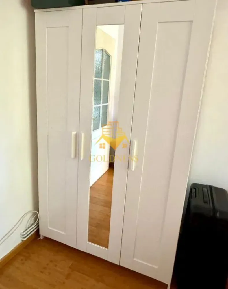 2 camere, decomandate, balcon, Manastur Zona Big, Izlazului,Mehedinti - GOLDNESS Imobiliare vă propune spre închiriere un apartament cu 2 camere decomandate complet mobilat și utilat, situat la etajul 2, într-un imobil de 10 etaje, Cartierul Manastur. 

Posibilitatea de a parca în zonă. 

Se află în apropierea stațiilor de transport în comun, magazine, restaurante, spații verzi, farmacii, etc. 

Apartamentul este compartimentat astfel:

- dormitor cu pat matrimonial, dressing, noptiere.
-dormitor cu pat, dulap pentru haine, spatiu pentru depozitare
- bucătărie complet utilată și mobilată, loc de servit masa.
- baie cu cadă, calorifer port prosop și dulap pentru depozitare.
- balcon de 4 mp

Dacă sunteți interesați de acest apartament și doriți să îl vizionați, dar și pentru alte oferte nu ezitați să ne contactați telefonic sau prin e-mail. Vă stăm la dispoziție!
Pentru intermediere se percepe un comision de 50% din prețul chiriei!