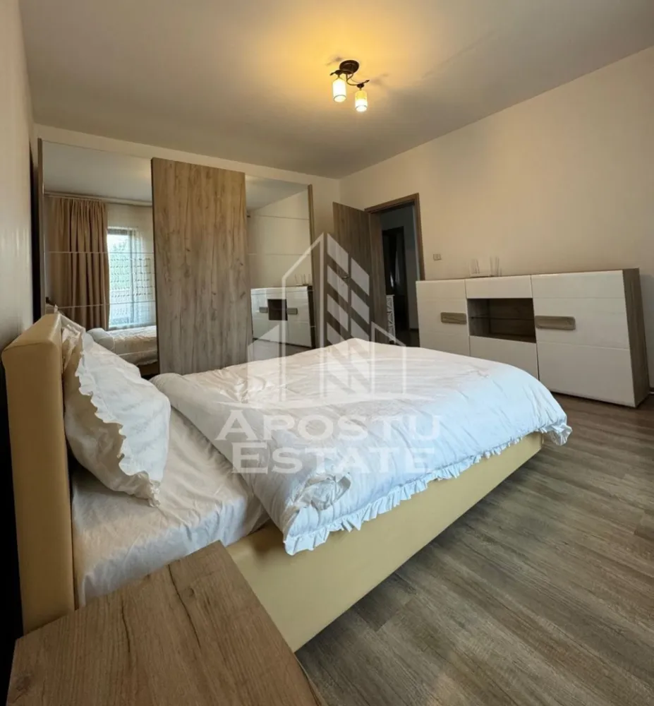 Casa 4 camere de inchiriat, prima inchiriere, comuna Sag, Timis - Agentia imobiliara APOSTU ESTATE va propune spre inchiriere o casa cu 4 camere, spațioasa si luminoasa construita in anul 2017 , situata in localitatea Sag, o zona linistita si bine pozitionata din Timisoara,Timis. Potrivit pentru cupluri,familii care isi doresc o locuinta unde sa se simta confortabil si cu acces facil catre scoli, statii de autobuz , magazine de zona, parcuri.
 
 Suprafata utila: 115 mp 
 Compartimentare eficienta: 
 -Hol de acces generos
 -Bucatarie complet mobilata si utilata
 -Dormitoare mobilate si utilate
 -Living pentru momente de relaxare
 -Baie prevazuta cu dus 
 
 Confort si facilitati:
 -Loc de parcare
 -Zona BBQ
 -Curte proprie
 -Terasa acoperita
 -Casa este complet mobilata si utilata
 
 Localizare:
 -Timis,Timisoara, comuna Sag– la doar 10km de Shopping City 
 
 Ideal pentru:
 -Familii
 -Cupluri
 -Studenti
 
 
 Disponibilitate: imediat
 Pret chirie lunara: 700€
 Pret garantie:1400€
 Programeaza o vizionare pentru a-ti putea imagina viitorul aici!
 ID intern: CP2977439