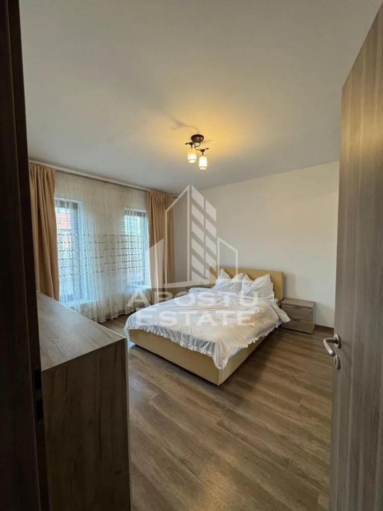 Casa 4 camere de inchiriat, prima inchiriere, comuna Sag, Timis - Agentia imobiliara APOSTU ESTATE va propune spre inchiriere o casa cu 4 camere, spațioasa si luminoasa construita in anul 2017 , situata in localitatea Sag, o zona linistita si bine pozitionata din Timisoara,Timis. Potrivit pentru cupluri,familii care isi doresc o locuinta unde sa se simta confortabil si cu acces facil catre scoli, statii de autobuz , magazine de zona, parcuri.
 
 Suprafata utila: 115 mp 
 Compartimentare eficienta: 
 -Hol de acces generos
 -Bucatarie complet mobilata si utilata
 -Dormitoare mobilate si utilate
 -Living pentru momente de relaxare
 -Baie prevazuta cu dus 
 
 Confort si facilitati:
 -Loc de parcare
 -Zona BBQ
 -Curte proprie
 -Terasa acoperita
 -Casa este complet mobilata si utilata
 
 Localizare:
 -Timis,Timisoara, comuna Sag– la doar 10km de Shopping City 
 
 Ideal pentru:
 -Familii
 -Cupluri
 -Studenti
 
 
 Disponibilitate: imediat
 Pret chirie lunara: 700€
 Pret garantie:1400€
 Programeaza o vizionare pentru a-ti putea imagina viitorul aici!
 ID intern: CP2977439