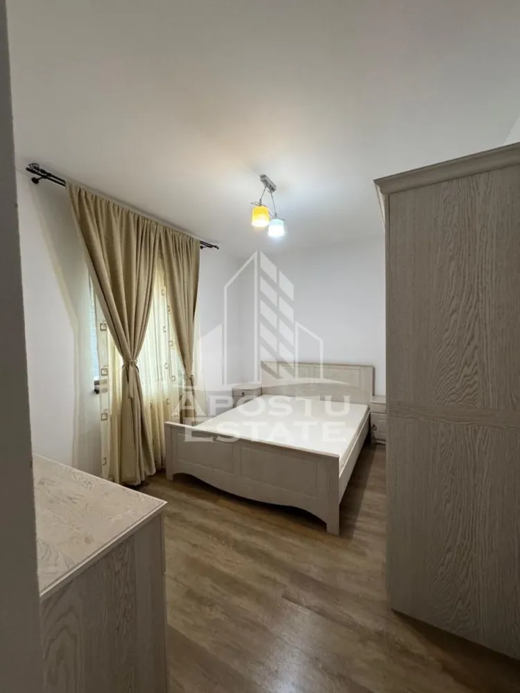 Casa 4 camere de inchiriat, prima inchiriere, comuna Sag, Timis - Agentia imobiliara APOSTU ESTATE va propune spre inchiriere o casa cu 4 camere, spațioasa si luminoasa construita in anul 2017 , situata in localitatea Sag, o zona linistita si bine pozitionata din Timisoara,Timis. Potrivit pentru cupluri,familii care isi doresc o locuinta unde sa se simta confortabil si cu acces facil catre scoli, statii de autobuz , magazine de zona, parcuri.
 
 Suprafata utila: 115 mp 
 Compartimentare eficienta: 
 -Hol de acces generos
 -Bucatarie complet mobilata si utilata
 -Dormitoare mobilate si utilate
 -Living pentru momente de relaxare
 -Baie prevazuta cu dus 
 
 Confort si facilitati:
 -Loc de parcare
 -Zona BBQ
 -Curte proprie
 -Terasa acoperita
 -Casa este complet mobilata si utilata
 
 Localizare:
 -Timis,Timisoara, comuna Sag– la doar 10km de Shopping City 
 
 Ideal pentru:
 -Familii
 -Cupluri
 -Studenti
 
 
 Disponibilitate: imediat
 Pret chirie lunara: 700€
 Pret garantie:1400€
 Programeaza o vizionare pentru a-ti putea imagina viitorul aici!
 ID intern: CP2977439