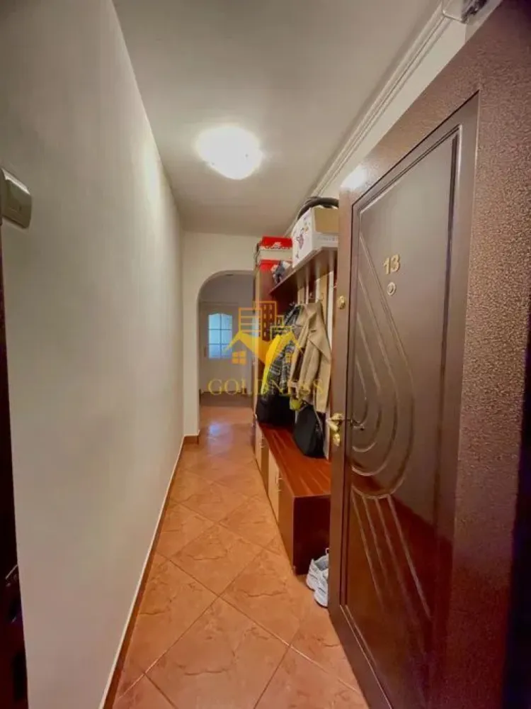 2 camere, decomandate, balcon, Manastur Zona Big, Izlazului,Mehedinti - GOLDNESS Imobiliare vă propune spre închiriere un apartament cu 2 camere decomandate complet mobilat și utilat, situat la etajul 2, într-un imobil de 10 etaje, Cartierul Manastur. 

Posibilitatea de a parca în zonă. 

Se află în apropierea stațiilor de transport în comun, magazine, restaurante, spații verzi, farmacii, etc. 

Apartamentul este compartimentat astfel:

- dormitor cu pat matrimonial, dressing, noptiere.
-dormitor cu pat, dulap pentru haine, spatiu pentru depozitare
- bucătărie complet utilată și mobilată, loc de servit masa.
- baie cu cadă, calorifer port prosop și dulap pentru depozitare.
- balcon de 4 mp

Dacă sunteți interesați de acest apartament și doriți să îl vizionați, dar și pentru alte oferte nu ezitați să ne contactați telefonic sau prin e-mail. Vă stăm la dispoziție!
Pentru intermediere se percepe un comision de 50% din prețul chiriei!