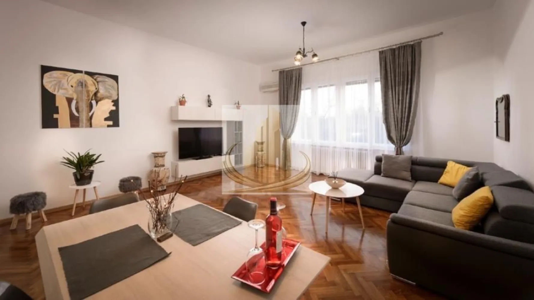 Proprietate Exclusivistă în centrul orasului | Parcul Rozelor | 130 mp - Echipa Grand Mobilis Imobiliare vă propune spre vânzare o proprietate cu adevărat specială, genul de oportunitate care apare extrem de rar pe piața imobiliară din Timișoara.

Situată în centrul orașului, într-o clădire istorică plină de farmec, chiar în imediata vecinătate a Parcului Rozelor și a malului Begăi, această proprietate impresionează prin poziționarea excepțională, suprafața generoasă și versatilitatea sa remarcabilă.

Cu o suprafață utilă de aproximativ 130 mp, apartamentul a fost recompartimentat inteligent și transformat în două apartamente distincte, cu intrări separate, fiecare fiind conceput pentru a funcționa independent.

Compartimentare

Apartamentul 1

living spațios cu bucătărie;
dormitor generos;
baie.

Apartamentul 2

living spațios cu bucătărie;
dormitor;
două băi.

Cele două unități sunt conectate printr-un hol comun, ceea ce oferă flexibilitate maximă pentru viitorul proprietar.

Proprietatea se remarcă prin finisajele moderne și starea excelentă de întreținere. Apartamentul a fost renovat integral, beneficiind de:

instalație electrică complet refăcută;
instalație sanitară nouă;
calorifere înlocuite;
mobilier și amenajări moderne;
finisaje realizate cu atenție la detalii și bun gust.

Se vinde complet mobilat și utilat, fiind pregătit atât pentru exploatare imediată în scop investițional, cât și pentru utilizare proprie.

Unul dintre marile avantaje ale proprietății îl reprezintă terasa panoramică de aproximativ 15 mp, care oferă o priveliște superbă către Parcul Rozelor și scena din parc, un loc ideal pentru relaxare sau pentru a savura atmosfera uneia dintre cele mai frumoase zone ale orașului.

Investiție cu randament imediat

Proprietatea este în prezent închiriată și poate fi preluată împreună cu actualii chiriași, generând un venit lunar de aproximativ 800 euro încă din prima zi.

Datorită configurației actuale și poziționării excepționale, proprietatea este ideală atât pentru:

închiriere pe termen lung;
închiriere în regim hotelier (Airbnb/Booking);
locuință multifamilială;
birou notarial;
cabinet de avocatură;
sediu pentru activități profesionale premium.

Poziționarea este, fără îndoială, unul dintre cele mai importante atuuri ale acestei proprietăți.

La doar câteva minute de mers pe jos regăsim:
Piata 700;
Piata Libertatii;
Piata Unirii;
Parcul Rozelor;
malul Begăi;
Piața Operei;
universități;
școli și grădinițe;
restaurante și cafenele;
centre culturale;
magazine și supermarketuri;
mijloace de transport în comun cu acces rapid către toate zonele orașului.

Pentru iubitorii de plimbări, sport în aer liber și viață urbană, locația este pur și simplu excepțională, oferind acces imediat atât la centrul orașului, cât și la cele mai apreciate zone de promenadă din Timișoara.

Pentru mai multe detalii sau programarea unei vizionări, echipa Grand Mobilis Imobiliare vă stă cu drag la dispoziție.
ID Intern: CP3163247