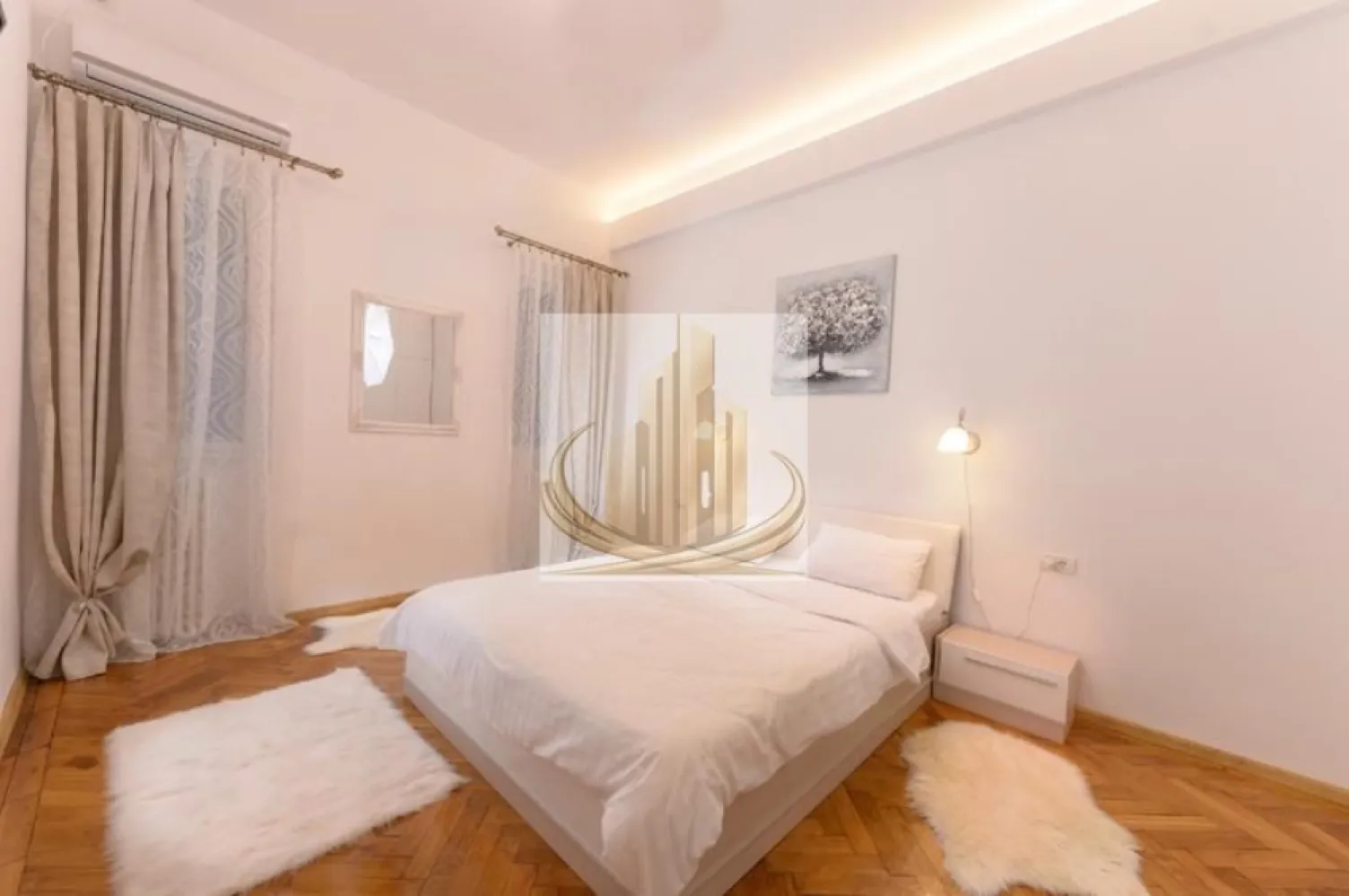 Proprietate Exclusivistă în centrul orasului | Parcul Rozelor | 130 mp - Echipa Grand Mobilis Imobiliare vă propune spre vânzare o proprietate cu adevărat specială, genul de oportunitate care apare extrem de rar pe piața imobiliară din Timișoara.

Situată în centrul orașului, într-o clădire istorică plină de farmec, chiar în imediata vecinătate a Parcului Rozelor și a malului Begăi, această proprietate impresionează prin poziționarea excepțională, suprafața generoasă și versatilitatea sa remarcabilă.

Cu o suprafață utilă de aproximativ 130 mp, apartamentul a fost recompartimentat inteligent și transformat în două apartamente distincte, cu intrări separate, fiecare fiind conceput pentru a funcționa independent.

Compartimentare

Apartamentul 1

living spațios cu bucătărie;
dormitor generos;
baie.

Apartamentul 2

living spațios cu bucătărie;
dormitor;
două băi.

Cele două unități sunt conectate printr-un hol comun, ceea ce oferă flexibilitate maximă pentru viitorul proprietar.

Proprietatea se remarcă prin finisajele moderne și starea excelentă de întreținere. Apartamentul a fost renovat integral, beneficiind de:

instalație electrică complet refăcută;
instalație sanitară nouă;
calorifere înlocuite;
mobilier și amenajări moderne;
finisaje realizate cu atenție la detalii și bun gust.

Se vinde complet mobilat și utilat, fiind pregătit atât pentru exploatare imediată în scop investițional, cât și pentru utilizare proprie.

Unul dintre marile avantaje ale proprietății îl reprezintă terasa panoramică de aproximativ 15 mp, care oferă o priveliște superbă către Parcul Rozelor și scena din parc, un loc ideal pentru relaxare sau pentru a savura atmosfera uneia dintre cele mai frumoase zone ale orașului.

Investiție cu randament imediat

Proprietatea este în prezent închiriată și poate fi preluată împreună cu actualii chiriași, generând un venit lunar de aproximativ 800 euro încă din prima zi.

Datorită configurației actuale și poziționării excepționale, proprietatea este ideală atât pentru:

închiriere pe termen lung;
închiriere în regim hotelier (Airbnb/Booking);
locuință multifamilială;
birou notarial;
cabinet de avocatură;
sediu pentru activități profesionale premium.

Poziționarea este, fără îndoială, unul dintre cele mai importante atuuri ale acestei proprietăți.

La doar câteva minute de mers pe jos regăsim:
Piata 700;
Piata Libertatii;
Piata Unirii;
Parcul Rozelor;
malul Begăi;
Piața Operei;
universități;
școli și grădinițe;
restaurante și cafenele;
centre culturale;
magazine și supermarketuri;
mijloace de transport în comun cu acces rapid către toate zonele orașului.

Pentru iubitorii de plimbări, sport în aer liber și viață urbană, locația este pur și simplu excepțională, oferind acces imediat atât la centrul orașului, cât și la cele mai apreciate zone de promenadă din Timișoara.

Pentru mai multe detalii sau programarea unei vizionări, echipa Grand Mobilis Imobiliare vă stă cu drag la dispoziție.
ID Intern: CP3163247
