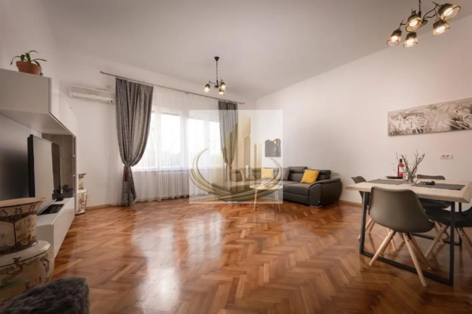 Proprietate Exclusivistă în centrul orasului | Parcul Rozelor | 130 mp - Echipa Grand Mobilis Imobiliare vă propune spre vânzare o proprietate cu adevărat specială, genul de oportunitate care apare extrem de rar pe piața imobiliară din Timișoara.

Situată în centrul orașului, într-o clădire istorică plină de farmec, chiar în imediata vecinătate a Parcului Rozelor și a malului Begăi, această proprietate impresionează prin poziționarea excepțională, suprafața generoasă și versatilitatea sa remarcabilă.

Cu o suprafață utilă de aproximativ 130 mp, apartamentul a fost recompartimentat inteligent și transformat în două apartamente distincte, cu intrări separate, fiecare fiind conceput pentru a funcționa independent.

Compartimentare

Apartamentul 1

living spațios cu bucătărie;
dormitor generos;
baie.

Apartamentul 2

living spațios cu bucătărie;
dormitor;
două băi.

Cele două unități sunt conectate printr-un hol comun, ceea ce oferă flexibilitate maximă pentru viitorul proprietar.

Proprietatea se remarcă prin finisajele moderne și starea excelentă de întreținere. Apartamentul a fost renovat integral, beneficiind de:

instalație electrică complet refăcută;
instalație sanitară nouă;
calorifere înlocuite;
mobilier și amenajări moderne;
finisaje realizate cu atenție la detalii și bun gust.

Se vinde complet mobilat și utilat, fiind pregătit atât pentru exploatare imediată în scop investițional, cât și pentru utilizare proprie.

Unul dintre marile avantaje ale proprietății îl reprezintă terasa panoramică de aproximativ 15 mp, care oferă o priveliște superbă către Parcul Rozelor și scena din parc, un loc ideal pentru relaxare sau pentru a savura atmosfera uneia dintre cele mai frumoase zone ale orașului.

Investiție cu randament imediat

Proprietatea este în prezent închiriată și poate fi preluată împreună cu actualii chiriași, generând un venit lunar de aproximativ 800 euro încă din prima zi.

Datorită configurației actuale și poziționării excepționale, proprietatea este ideală atât pentru:

închiriere pe termen lung;
închiriere în regim hotelier (Airbnb/Booking);
locuință multifamilială;
birou notarial;
cabinet de avocatură;
sediu pentru activități profesionale premium.

Poziționarea este, fără îndoială, unul dintre cele mai importante atuuri ale acestei proprietăți.

La doar câteva minute de mers pe jos regăsim:
Piata 700;
Piata Libertatii;
Piata Unirii;
Parcul Rozelor;
malul Begăi;
Piața Operei;
universități;
școli și grădinițe;
restaurante și cafenele;
centre culturale;
magazine și supermarketuri;
mijloace de transport în comun cu acces rapid către toate zonele orașului.

Pentru iubitorii de plimbări, sport în aer liber și viață urbană, locația este pur și simplu excepțională, oferind acces imediat atât la centrul orașului, cât și la cele mai apreciate zone de promenadă din Timișoara.

Pentru mai multe detalii sau programarea unei vizionări, echipa Grand Mobilis Imobiliare vă stă cu drag la dispoziție.
ID Intern: CP3163247