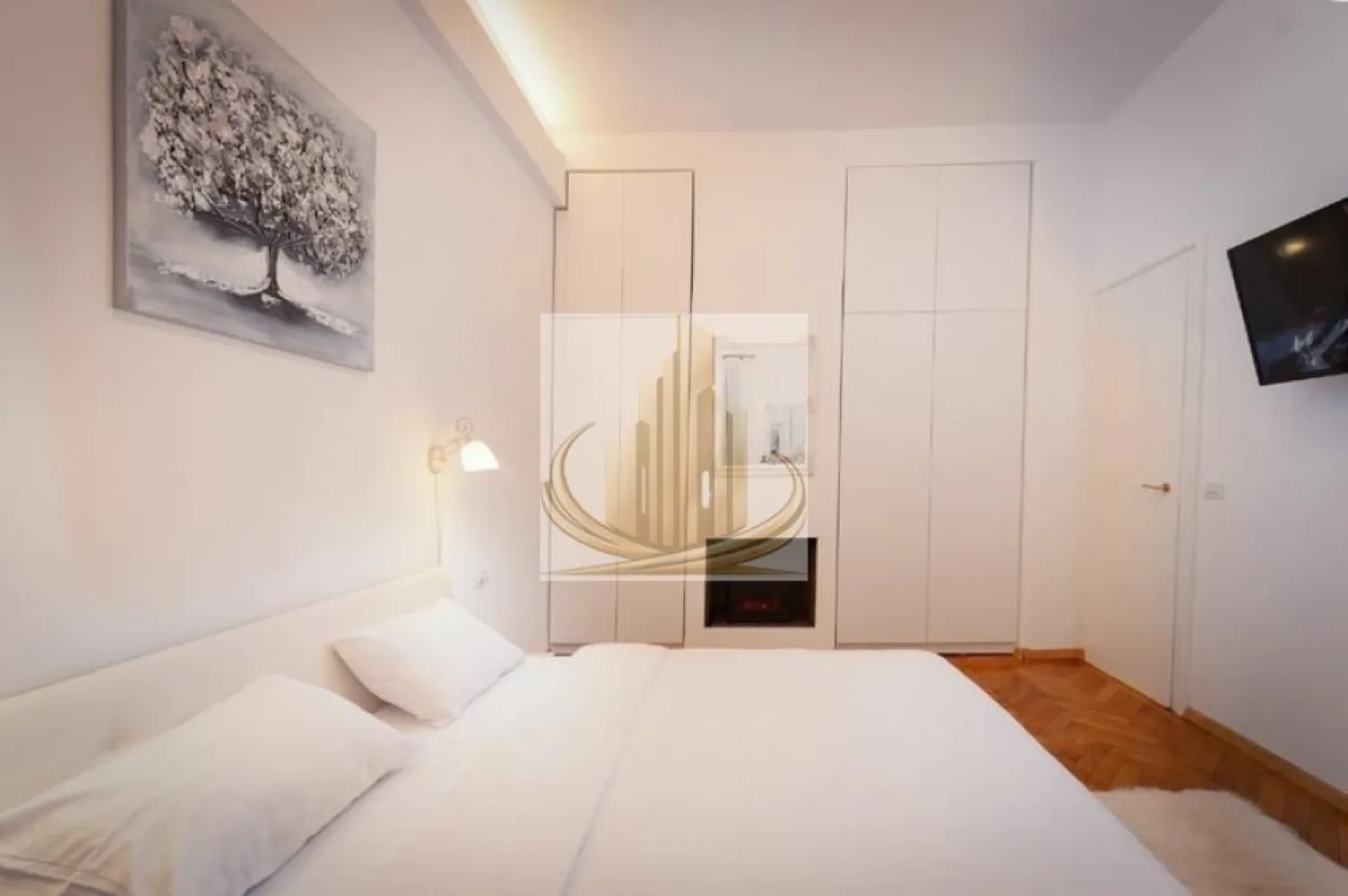 Proprietate Exclusivistă în centrul orasului | Parcul Rozelor | 130 mp - Echipa Grand Mobilis Imobiliare vă propune spre vânzare o proprietate cu adevărat specială, genul de oportunitate care apare extrem de rar pe piața imobiliară din Timișoara.

Situată în centrul orașului, într-o clădire istorică plină de farmec, chiar în imediata vecinătate a Parcului Rozelor și a malului Begăi, această proprietate impresionează prin poziționarea excepțională, suprafața generoasă și versatilitatea sa remarcabilă.

Cu o suprafață utilă de aproximativ 130 mp, apartamentul a fost recompartimentat inteligent și transformat în două apartamente distincte, cu intrări separate, fiecare fiind conceput pentru a funcționa independent.

Compartimentare

Apartamentul 1

living spațios cu bucătărie;
dormitor generos;
baie.

Apartamentul 2

living spațios cu bucătărie;
dormitor;
două băi.

Cele două unități sunt conectate printr-un hol comun, ceea ce oferă flexibilitate maximă pentru viitorul proprietar.

Proprietatea se remarcă prin finisajele moderne și starea excelentă de întreținere. Apartamentul a fost renovat integral, beneficiind de:

instalație electrică complet refăcută;
instalație sanitară nouă;
calorifere înlocuite;
mobilier și amenajări moderne;
finisaje realizate cu atenție la detalii și bun gust.

Se vinde complet mobilat și utilat, fiind pregătit atât pentru exploatare imediată în scop investițional, cât și pentru utilizare proprie.

Unul dintre marile avantaje ale proprietății îl reprezintă terasa panoramică de aproximativ 15 mp, care oferă o priveliște superbă către Parcul Rozelor și scena din parc, un loc ideal pentru relaxare sau pentru a savura atmosfera uneia dintre cele mai frumoase zone ale orașului.

Investiție cu randament imediat

Proprietatea este în prezent închiriată și poate fi preluată împreună cu actualii chiriași, generând un venit lunar de aproximativ 800 euro încă din prima zi.

Datorită configurației actuale și poziționării excepționale, proprietatea este ideală atât pentru:

închiriere pe termen lung;
închiriere în regim hotelier (Airbnb/Booking);
locuință multifamilială;
birou notarial;
cabinet de avocatură;
sediu pentru activități profesionale premium.

Poziționarea este, fără îndoială, unul dintre cele mai importante atuuri ale acestei proprietăți.

La doar câteva minute de mers pe jos regăsim:
Piata 700;
Piata Libertatii;
Piata Unirii;
Parcul Rozelor;
malul Begăi;
Piața Operei;
universități;
școli și grădinițe;
restaurante și cafenele;
centre culturale;
magazine și supermarketuri;
mijloace de transport în comun cu acces rapid către toate zonele orașului.

Pentru iubitorii de plimbări, sport în aer liber și viață urbană, locația este pur și simplu excepțională, oferind acces imediat atât la centrul orașului, cât și la cele mai apreciate zone de promenadă din Timișoara.

Pentru mai multe detalii sau programarea unei vizionări, echipa Grand Mobilis Imobiliare vă stă cu drag la dispoziție.
ID Intern: CP3163247