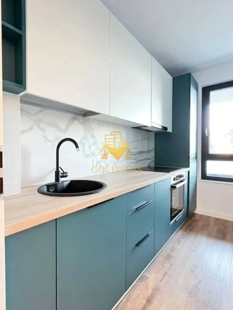 2 camere, parcare, Intre Lacuri, Park Lake Zona Iulius Mall, FSEGA - GOLDNESS Imobiliare vă propune spre închiriere un apartament cu 2 camere open-space complet mobilat și utilat, la etajul 1 într-un imobil de 10 etaje, în cartierul Intre Lacuri, Zona Park Lake 3.
Se poate inchiria parcare subterana cu 50 euro!
Apartamentul este compartimentat astfel:

 - dormitor cu pat matrimonial, dressing, noptiere

 - living cu bucatarie open-space complet utilată, canapea, loc de servit masa, TV

 - baie cu cabina de dus, calorifer port prosop inox și dulap pentru depozitare.

 - balcon de 6 mp.

Imobilul este dotat cu toate cele necesare- centrală proprie, mașină de spălat haine, frigider, plită electrică, hotă, etc. 
Se află în apropierea stațiilor de transport în comun, magazine, restaurante, spații verzi, farmacii, etc. 

Dacă sunteți interesați de acest apartament și doriți să îl vizionați, dar și pentru alte oferte nu ezitați să ne contactați telefonic sau prin e-mail. Vă stăm la dispoziție!