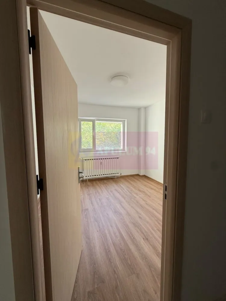 Apartament 2 camere Rahova- Barca- Margeanului. - Compania imobiliara Apulum 94 va propune un apartament de 2 camere situat intr-un bloc reabilitat pe strada Barca, aproape de intersectia cu Margeanului. 
Apartamentul este decomandat, cu o impartire foarte buna si are vedere pe spate. Beneficiaza si de o debara generoasa. 
Interiorul este renovat recent- gresie, faianta, parchet, termopan, usi noi , plase de tantari.
Apartamentul este liber si se poate preda imediat.
Apartamentul se inchiriaza doar cu bucataria mobilata si utilata- aceasta este in curs de mobilare. 
Zona este usor accesibila si este apropiata de mijloacele de transport, de gradinita, scoala, magazine, piata. 
Pentru vizionare si mai multe detalii nu ezitati sa ma contactati pe nr 0733683446- Laura Ionescu.