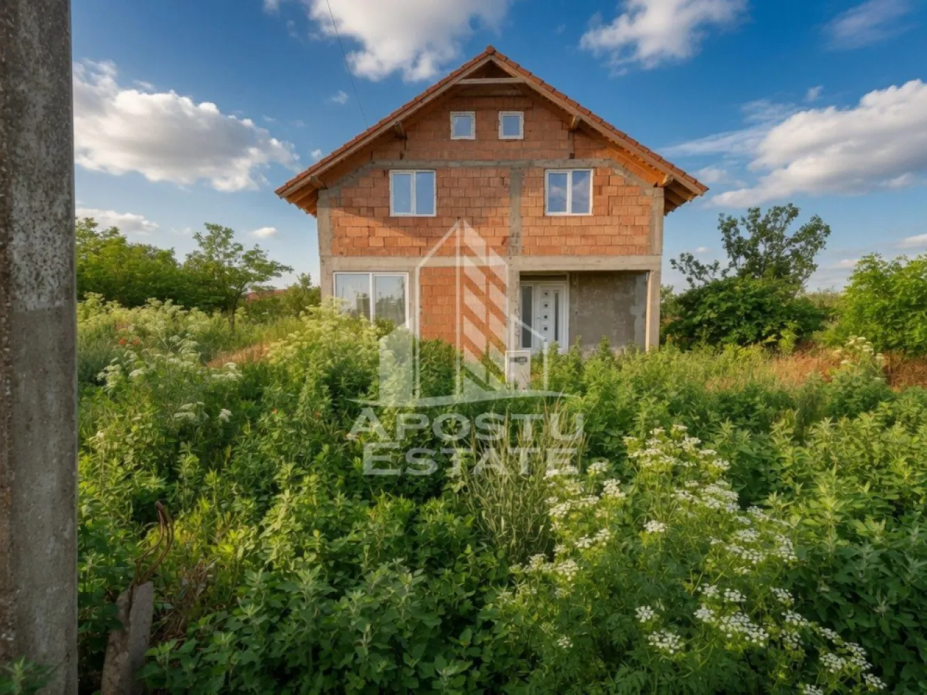 Casa individuala cu etaj, teren 1439 mp, Dudestii Vechi - Agenția imobiliară APOSTU ESTATE vă propune spre vânzare o casă individuală, situată în localitatea Dudeștii Vechi, județul Timiș, într-o zonă liniștită, ideală pentru locuire permanentă, cu teren generos și potențial ridicat de personalizare.

Locuința dispune de o suprafață utilă de 176 mp și un teren aferent de 1439 mp, oferind spațiu amplu atât pentru confortul familiei, cât și pentru amenajări exterioare.

Compartimentare eficientă:
- la parter: 1 dormitor, living, bucătărie open-space, baie
- la etaj: 3 dormitoare și 1 baie
- balcon de 15 mp

Construcție și finisaje:
- casă construită din cărămidă
- acoperiș cu structură din lemn și învelitoare din țiglă
- geamuri termopan
- uși din PVC

Utilități și instalații:
- curent electric și apă de la rețea
- sistem de canalizare prin fosă septică (zona nu dispune de canalizare)
- gazul nu este disponibil în comună

Observații importante:
- imobil neintabulat (există posibilitatea de intabulare, contra cost separat)
- la etaj este necesară realizarea instalației electrice și de apă
- casa este pregătită pentru încălzire în pardoseală (necesită instalare completă și turnare șapă)

Proprietatea reprezintă o oportunitate excelentă pentru cei care își doresc o casă spațioasă, într-o zonă liniștită, cu posibilitatea de a o finaliza și amenaja după propriile preferințe.

Agenția imobiliară Apostu Estate vă oferă consultanță bancară gratuită prin intermediul colaboratorilor noștri pentru alegerea celui mai potrivit tip de credit, astfel încât dumneavoastră să deveniți noul proprietar al acestei locuințe.

Id intern: CP3150172

Vă așteptăm cu drag la o vizionare.