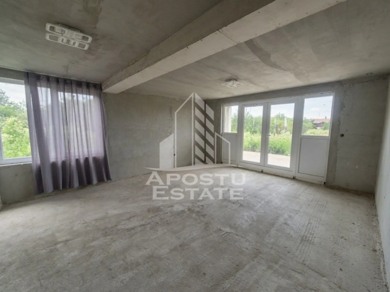 Casa individuala cu etaj, teren 1439 mp, Dudestii Vechi - Agenția imobiliară APOSTU ESTATE vă propune spre vânzare o casă individuală, situată în localitatea Dudeștii Vechi, județul Timiș, într-o zonă liniștită, ideală pentru locuire permanentă, cu teren generos și potențial ridicat de personalizare.

Locuința dispune de o suprafață utilă de 176 mp și un teren aferent de 1439 mp, oferind spațiu amplu atât pentru confortul familiei, cât și pentru amenajări exterioare.

Compartimentare eficientă:
- la parter: 1 dormitor, living, bucătărie open-space, baie
- la etaj: 3 dormitoare și 1 baie
- balcon de 15 mp

Construcție și finisaje:
- casă construită din cărămidă
- acoperiș cu structură din lemn și învelitoare din țiglă
- geamuri termopan
- uși din PVC

Utilități și instalații:
- curent electric și apă de la rețea
- sistem de canalizare prin fosă septică (zona nu dispune de canalizare)
- gazul nu este disponibil în comună

Observații importante:
- imobil neintabulat (există posibilitatea de intabulare, contra cost separat)
- la etaj este necesară realizarea instalației electrice și de apă
- casa este pregătită pentru încălzire în pardoseală (necesită instalare completă și turnare șapă)

Proprietatea reprezintă o oportunitate excelentă pentru cei care își doresc o casă spațioasă, într-o zonă liniștită, cu posibilitatea de a o finaliza și amenaja după propriile preferințe.

Agenția imobiliară Apostu Estate vă oferă consultanță bancară gratuită prin intermediul colaboratorilor noștri pentru alegerea celui mai potrivit tip de credit, astfel încât dumneavoastră să deveniți noul proprietar al acestei locuințe.

Id intern: CP3150172

Vă așteptăm cu drag la o vizionare.
