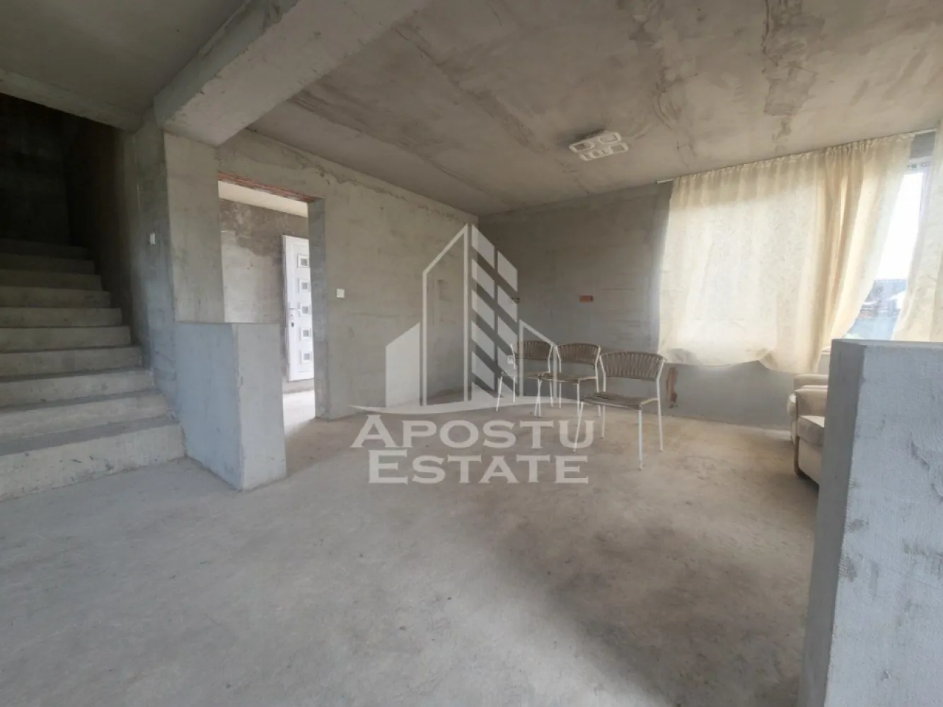 Casa individuala cu etaj, teren 1439 mp, Dudestii Vechi - Agenția imobiliară APOSTU ESTATE vă propune spre vânzare o casă individuală, situată în localitatea Dudeștii Vechi, județul Timiș, într-o zonă liniștită, ideală pentru locuire permanentă, cu teren generos și potențial ridicat de personalizare.

Locuința dispune de o suprafață utilă de 176 mp și un teren aferent de 1439 mp, oferind spațiu amplu atât pentru confortul familiei, cât și pentru amenajări exterioare.

Compartimentare eficientă:
- la parter: 1 dormitor, living, bucătărie open-space, baie
- la etaj: 3 dormitoare și 1 baie
- balcon de 15 mp

Construcție și finisaje:
- casă construită din cărămidă
- acoperiș cu structură din lemn și învelitoare din țiglă
- geamuri termopan
- uși din PVC

Utilități și instalații:
- curent electric și apă de la rețea
- sistem de canalizare prin fosă septică (zona nu dispune de canalizare)
- gazul nu este disponibil în comună

Observații importante:
- imobil neintabulat (există posibilitatea de intabulare, contra cost separat)
- la etaj este necesară realizarea instalației electrice și de apă
- casa este pregătită pentru încălzire în pardoseală (necesită instalare completă și turnare șapă)

Proprietatea reprezintă o oportunitate excelentă pentru cei care își doresc o casă spațioasă, într-o zonă liniștită, cu posibilitatea de a o finaliza și amenaja după propriile preferințe.

Agenția imobiliară Apostu Estate vă oferă consultanță bancară gratuită prin intermediul colaboratorilor noștri pentru alegerea celui mai potrivit tip de credit, astfel încât dumneavoastră să deveniți noul proprietar al acestei locuințe.

Id intern: CP3150172

Vă așteptăm cu drag la o vizionare.