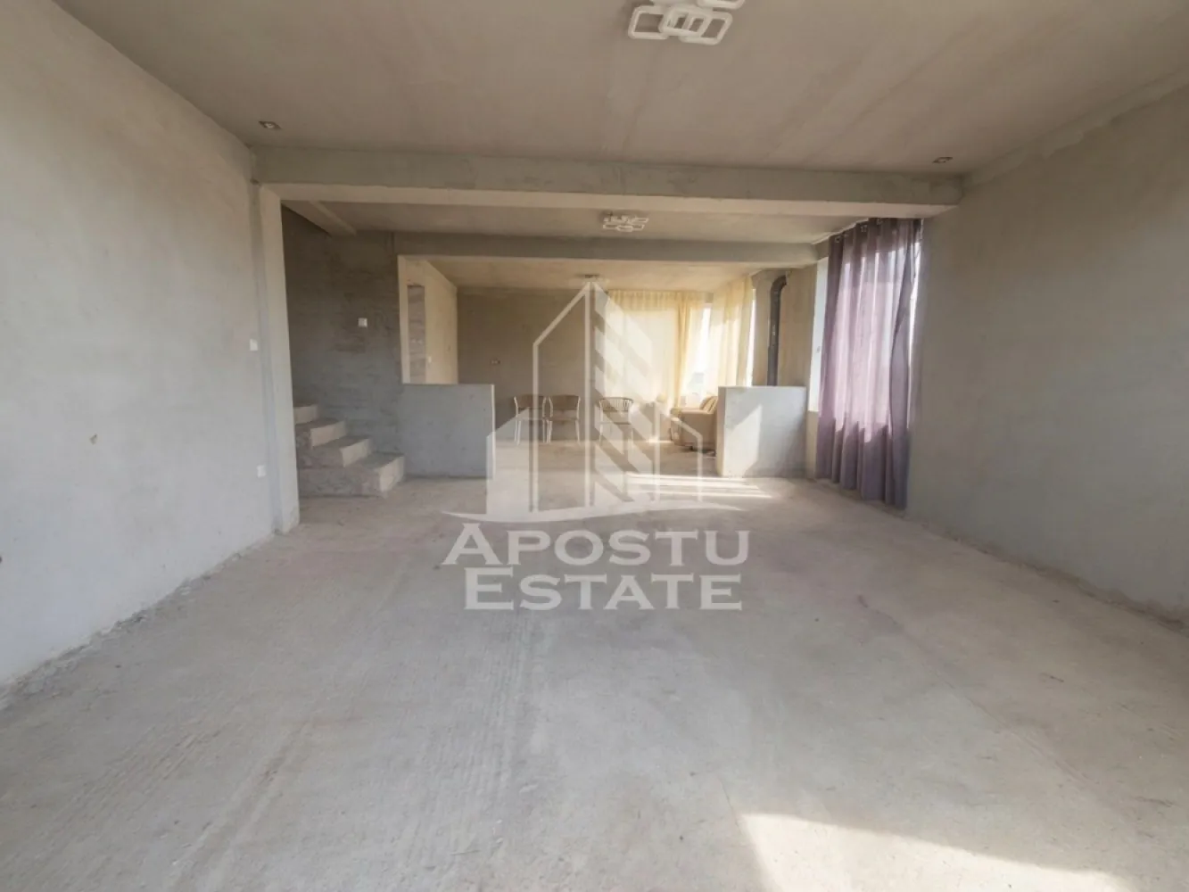 Casa individuala cu etaj, teren 1439 mp, Dudestii Vechi - Agenția imobiliară APOSTU ESTATE vă propune spre vânzare o casă individuală, situată în localitatea Dudeștii Vechi, județul Timiș, într-o zonă liniștită, ideală pentru locuire permanentă, cu teren generos și potențial ridicat de personalizare.

Locuința dispune de o suprafață utilă de 176 mp și un teren aferent de 1439 mp, oferind spațiu amplu atât pentru confortul familiei, cât și pentru amenajări exterioare.

Compartimentare eficientă:
- la parter: 1 dormitor, living, bucătărie open-space, baie
- la etaj: 3 dormitoare și 1 baie
- balcon de 15 mp

Construcție și finisaje:
- casă construită din cărămidă
- acoperiș cu structură din lemn și învelitoare din țiglă
- geamuri termopan
- uși din PVC

Utilități și instalații:
- curent electric și apă de la rețea
- sistem de canalizare prin fosă septică (zona nu dispune de canalizare)
- gazul nu este disponibil în comună

Observații importante:
- imobil neintabulat (există posibilitatea de intabulare, contra cost separat)
- la etaj este necesară realizarea instalației electrice și de apă
- casa este pregătită pentru încălzire în pardoseală (necesită instalare completă și turnare șapă)

Proprietatea reprezintă o oportunitate excelentă pentru cei care își doresc o casă spațioasă, într-o zonă liniștită, cu posibilitatea de a o finaliza și amenaja după propriile preferințe.

Agenția imobiliară Apostu Estate vă oferă consultanță bancară gratuită prin intermediul colaboratorilor noștri pentru alegerea celui mai potrivit tip de credit, astfel încât dumneavoastră să deveniți noul proprietar al acestei locuințe.

Id intern: CP3150172

Vă așteptăm cu drag la o vizionare.