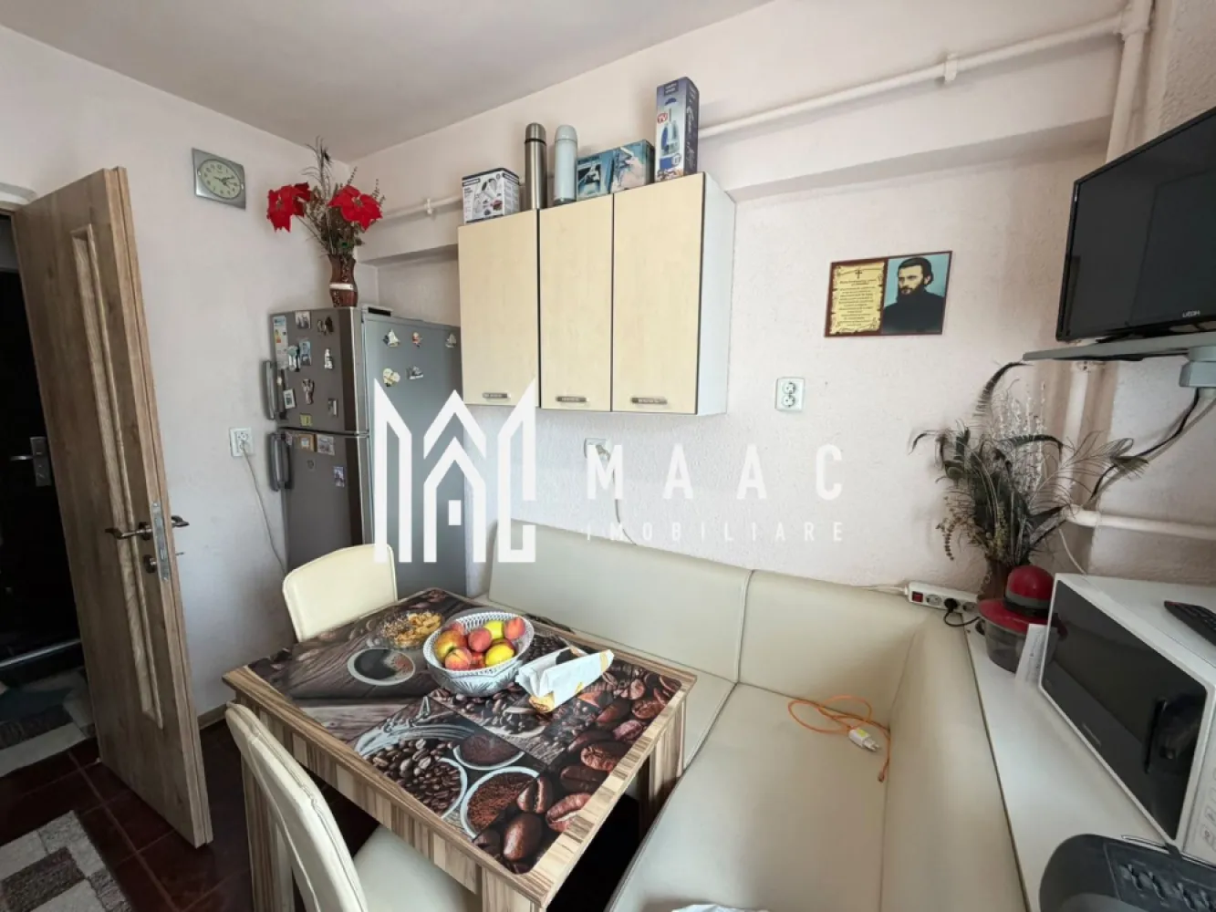 Apartament 2 camere 44 MP | Zona Mihai Viteazu | Balcon 4 MP - Vă propunem spre vânzare un apartament situat în Zona 0 a Bulevardului Mihai Viteazu, una dintre cele mai apreciate și bine cotate locații din oraș, poziționat excelent vis-a-vis de biserică.

Apartamentul este amplasat la etajul 4 dintr-un imobil cu 8 etaje, dotat cu lift nou, oferind un plus de confort și acces facil. Cu o suprafață utilă de 44 mp, locuința este complet decomandată, având o compartimentare eficientă, ideală atât pentru locuit, cât și pentru investiție.

Proprietatea se remarcă prin priveliștea superbă și luminozitatea naturală deosebită, oferind un ambient plăcut și relaxant.

În completare, apartamentul beneficiază de anexe, oferind spații suplimentare de depozitare — un avantaj important pentru confortul zilnic.

Datorită poziționării în Zona 0, accesul rapid către toate punctele de interes (magazine, școli, mijloace de transport, zone comerciale) transformă această proprietate într-o oportunitate excelentă atât pentru locuință personală, cât și pentru investiție.

Pentru mai multe informații sau stabilirea unei vizionări, vă stăm cu drag la dispoziție.Va rugam specificati CP3163318