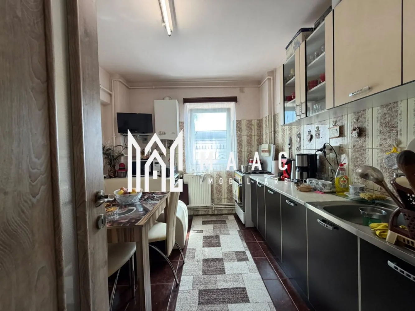 Apartament 2 camere 44 MP | Zona Mihai Viteazu | Balcon 4 MP - Vă propunem spre vânzare un apartament situat în Zona 0 a Bulevardului Mihai Viteazu, una dintre cele mai apreciate și bine cotate locații din oraș, poziționat excelent vis-a-vis de biserică.

Apartamentul este amplasat la etajul 4 dintr-un imobil cu 8 etaje, dotat cu lift nou, oferind un plus de confort și acces facil. Cu o suprafață utilă de 44 mp, locuința este complet decomandată, având o compartimentare eficientă, ideală atât pentru locuit, cât și pentru investiție.

Proprietatea se remarcă prin priveliștea superbă și luminozitatea naturală deosebită, oferind un ambient plăcut și relaxant.

În completare, apartamentul beneficiază de anexe, oferind spații suplimentare de depozitare — un avantaj important pentru confortul zilnic.

Datorită poziționării în Zona 0, accesul rapid către toate punctele de interes (magazine, școli, mijloace de transport, zone comerciale) transformă această proprietate într-o oportunitate excelentă atât pentru locuință personală, cât și pentru investiție.

Pentru mai multe informații sau stabilirea unei vizionări, vă stăm cu drag la dispoziție.Va rugam specificati CP3163318