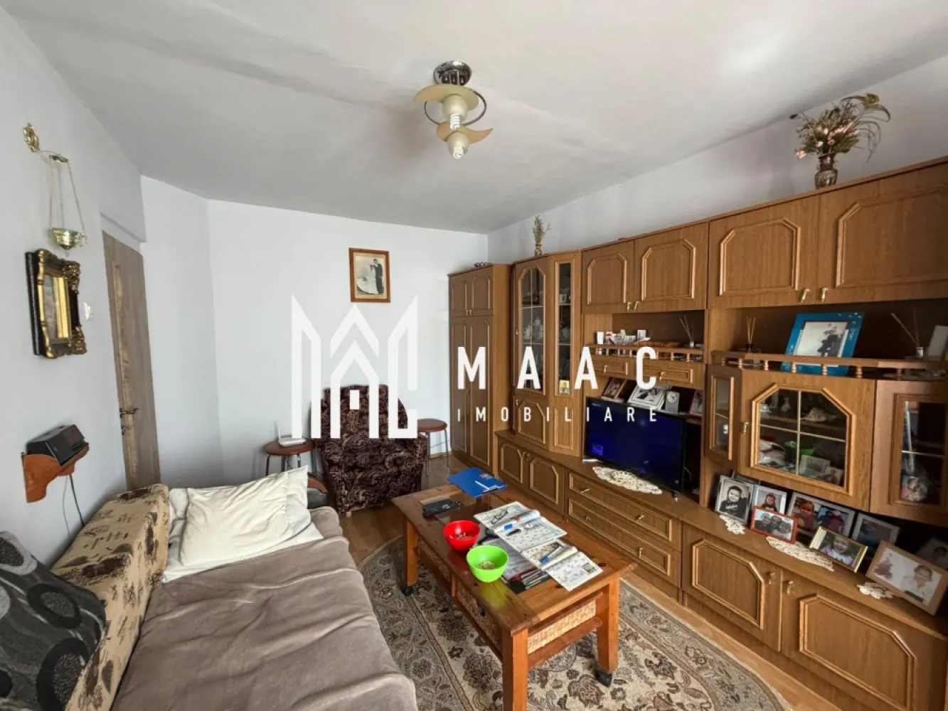Apartament 2 camere 44 MP | Zona Mihai Viteazu | Balcon 4 MP - Vă propunem spre vânzare un apartament situat în Zona 0 a Bulevardului Mihai Viteazu, una dintre cele mai apreciate și bine cotate locații din oraș, poziționat excelent vis-a-vis de biserică.

Apartamentul este amplasat la etajul 4 dintr-un imobil cu 8 etaje, dotat cu lift nou, oferind un plus de confort și acces facil. Cu o suprafață utilă de 44 mp, locuința este complet decomandată, având o compartimentare eficientă, ideală atât pentru locuit, cât și pentru investiție.

Proprietatea se remarcă prin priveliștea superbă și luminozitatea naturală deosebită, oferind un ambient plăcut și relaxant.

În completare, apartamentul beneficiază de anexe, oferind spații suplimentare de depozitare — un avantaj important pentru confortul zilnic.

Datorită poziționării în Zona 0, accesul rapid către toate punctele de interes (magazine, școli, mijloace de transport, zone comerciale) transformă această proprietate într-o oportunitate excelentă atât pentru locuință personală, cât și pentru investiție.

Pentru mai multe informații sau stabilirea unei vizionări, vă stăm cu drag la dispoziție.Va rugam specificati CP3163318