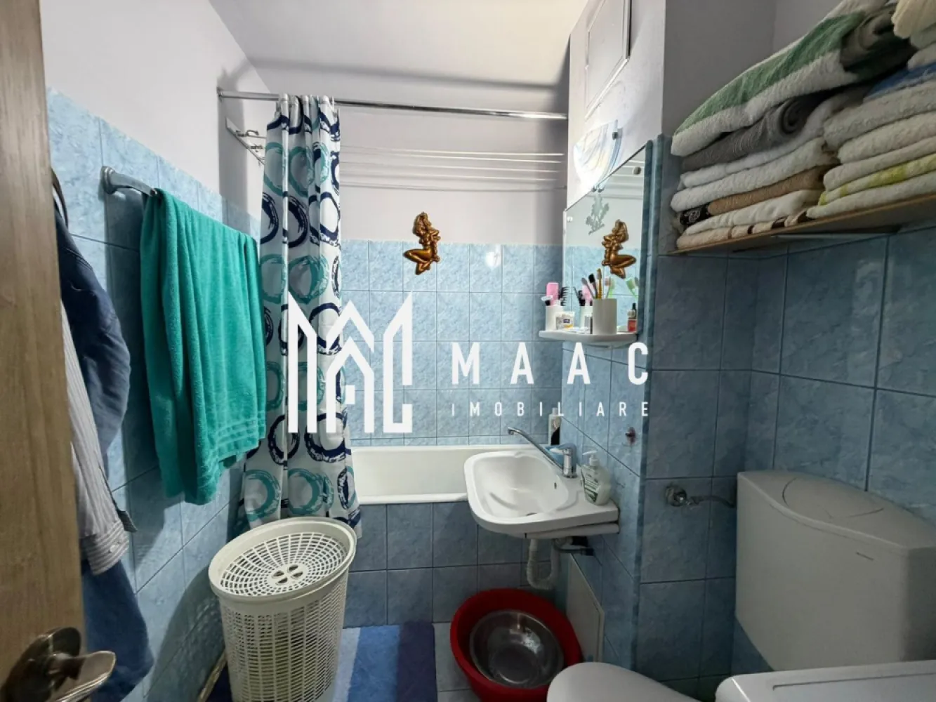 Apartament 2 camere 44 MP | Zona Mihai Viteazu | Balcon 4 MP - Vă propunem spre vânzare un apartament situat în Zona 0 a Bulevardului Mihai Viteazu, una dintre cele mai apreciate și bine cotate locații din oraș, poziționat excelent vis-a-vis de biserică.

Apartamentul este amplasat la etajul 4 dintr-un imobil cu 8 etaje, dotat cu lift nou, oferind un plus de confort și acces facil. Cu o suprafață utilă de 44 mp, locuința este complet decomandată, având o compartimentare eficientă, ideală atât pentru locuit, cât și pentru investiție.

Proprietatea se remarcă prin priveliștea superbă și luminozitatea naturală deosebită, oferind un ambient plăcut și relaxant.

În completare, apartamentul beneficiază de anexe, oferind spații suplimentare de depozitare — un avantaj important pentru confortul zilnic.

Datorită poziționării în Zona 0, accesul rapid către toate punctele de interes (magazine, școli, mijloace de transport, zone comerciale) transformă această proprietate într-o oportunitate excelentă atât pentru locuință personală, cât și pentru investiție.

Pentru mai multe informații sau stabilirea unei vizionări, vă stăm cu drag la dispoziție.Va rugam specificati CP3163318