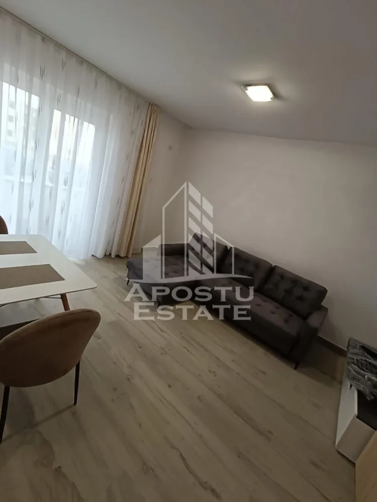 Apartament cu o camera, parter, balcon, loc de parcare, Giroc - Agentia Imobiliara APOSTU ESTATE va ofera spre inchiriere un apartament cu 1 camera, situat in zona Braytim.

Acest apartament cu o suprafata de 5 mp dispune de urmatoarele facilitati:
- Bucatarie spatioasa, complet utilata, cu loc de luat masa;
- Hol de acces;
- Sufragerie cu canapea extensibila;
- Baie dotata cu dus si geam pentru ventilatie naturala.

Confortul termic este asigurat de centrala proprie pe gaz. Apartamentul se bucura de o pozitionare privilegiata, oferind acces rapid la diverse puncte de interes din zona:
- Profi;
-Benzinarie;
-Mijloace de transport in comun la 5 minute.

Va invitam cu drag sa programati o vizionare pentru a aprecia personal toate facilitatile si avantajele acestui apartament.

ID intern:CP2733124!