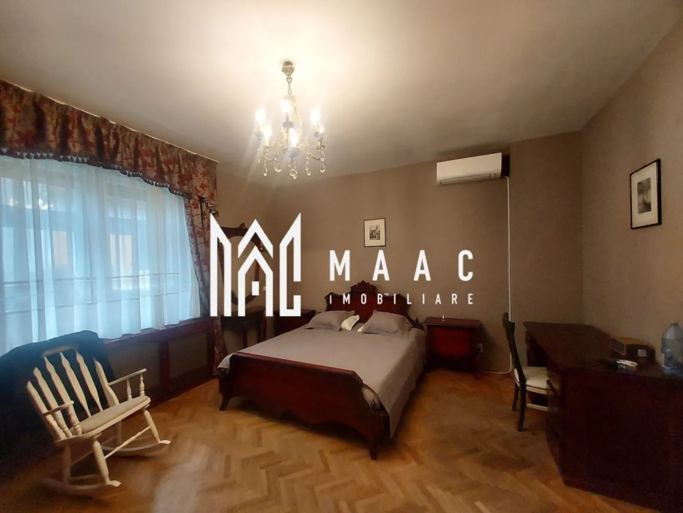 Apartament 3 Camere | 90MPU | Curte Proprie | Central - MAAC Imobiliare vă propune spre vânzare un apartament la casă, cu 3 camere, situat într-o zonă centrală, în proximitatea Bulevardului Victoriei. Proprietatea beneficiază de curte privată, parter înalt și pivniță la demisol, fiind ideală pentru cei care își doresc confort, intimitate și acces rapid către toate punctele de interes ale orașului. Apartamentul este spațios și bine întreținut, având finisaje de calitate, cu parchet din lemn masiv și uși interioare din lemn. Suprafața utilă este de 90 mp și este compartimentată eficient astfel: hol de acces, living, bucătărie, două dormitoare și baie cu geam pentru aerisire naturală. Apartamentul are si pivnita . Se predă parțial mobilat, camerele fiind amenajate complet, inclusiv cu electrocasnicele necesare. Încălzirea este asigurată de centrală termică proprie și calorifere, oferind confort termic pe tot parcursul anului. În curte este amenajat un loc de parcare, precum și spațiu de depozitare, un avantaj important pentru o proprietate situată în zona centrală. Localizarea este unul dintre principalele atuuri ale acestei proprietăți. Apartamentul se află într-o zonă foarte bine cotată a orașului Sibiu, cu acces rapid către Bulevardul Victoriei, Centrul Istoric, magazine, școli, grădinițe și mijloace de transport în comun, oferind un echilibru excelent între liniște și proximitatea față de facilitățile urbane. Pentru mai multe detalii și pentru programarea unei vizionări, vă rugăm să ne contactați menționând ID:CP2871434 }}