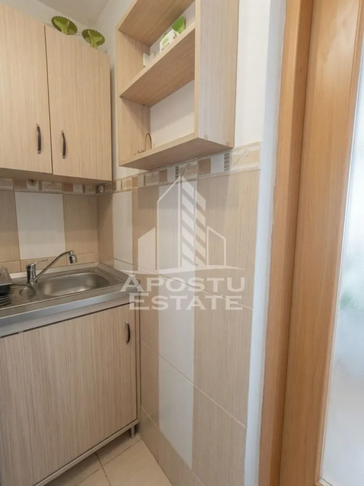 Garsonieră renovată complet în Iosefin, Timișoara - Agenția imobiliară APOSTU ESTATE vă propune spre vânzare o garsonieră complet renovată, situată în zona Iosefin din Timișoara, una dintre cele mai apreciate zone ale orașului, cu acces facil către mijloace de transport, magazine, instituții de învățământ și centrul orașului.

Locuința are o suprafață utilă de 20,67 mp și este amplasată la etajul 4 din 4 al unui imobil al cărui acoperiș a fost recent refăcut.

Compartimentare:
- hol de acces
- cameră luminoasă
- bucătărie
- baie complet utilată, prevăzută cu vană

Dotări și beneficii:
- centrală termică proprie
- aer condiționat
- geamuri termopan
- izolație exterioară de 10 cm
- izolație interioară de 3 cm
- apartament complet renovat
- acoperișul clădirii refăcut
- costuri medii de întreținere de aproximativ 110 lei/lună

Imobilul se vinde exact ca în fotografii, fiind pregătit pentru mutare imediată sau pentru investiție în vederea închirierii.

Datorită poziției excelente, renovărilor efectuate și costurilor reduse de întreținere, proprietatea reprezintă o alegere foarte bună atât pentru locuință proprie, cât și pentru investiție.

Agenția imobiliară Apostu Estate vă oferă consultanță bancară gratuită prin intermediul colaboratorilor noștri pentru alegerea celui mai potrivit tip de credit, astfel încât dumneavoastră să deveniți noul proprietar al acestei locuințe.

Id intern: CP3163726

Vă așteptăm cu drag la o vizionare.