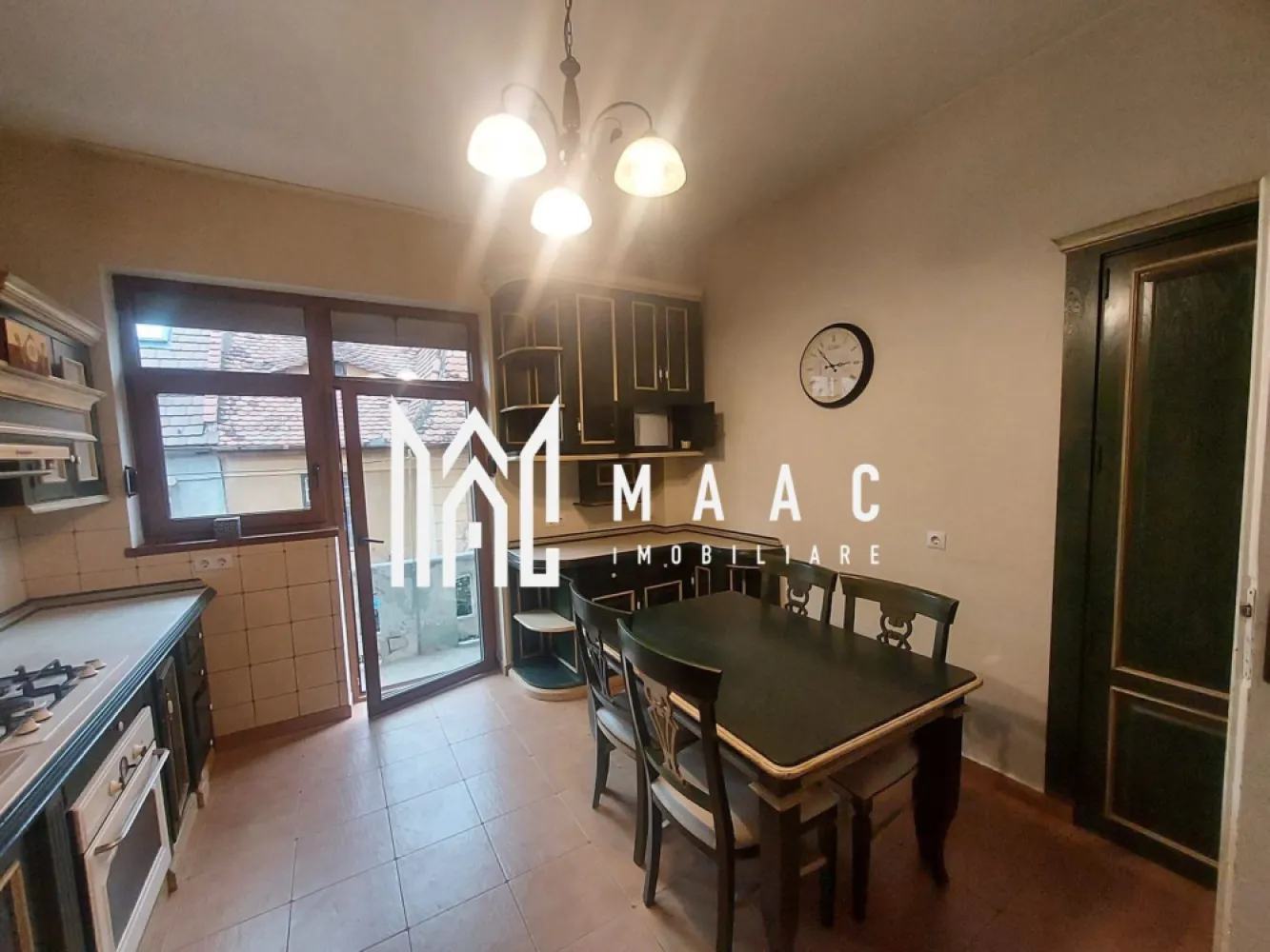 Apartament 3 Camere | 90MPU | Curte Proprie | Central - MAAC Imobiliare vă propune spre vânzare un apartament la casă, cu 3 camere, situat într-o zonă centrală, în proximitatea Bulevardului Victoriei. Proprietatea beneficiază de curte privată, parter înalt și pivniță la demisol, fiind ideală pentru cei care își doresc confort, intimitate și acces rapid către toate punctele de interes ale orașului. Apartamentul este spațios și bine întreținut, având finisaje de calitate, cu parchet din lemn masiv și uși interioare din lemn. Suprafața utilă este de 90 mp și este compartimentată eficient astfel: hol de acces, living, bucătărie, două dormitoare și baie cu geam pentru aerisire naturală. Apartamentul are si pivnita . Se predă parțial mobilat, camerele fiind amenajate complet, inclusiv cu electrocasnicele necesare. Încălzirea este asigurată de centrală termică proprie și calorifere, oferind confort termic pe tot parcursul anului. În curte este amenajat un loc de parcare, precum și spațiu de depozitare, un avantaj important pentru o proprietate situată în zona centrală. Localizarea este unul dintre principalele atuuri ale acestei proprietăți. Apartamentul se află într-o zonă foarte bine cotată a orașului Sibiu, cu acces rapid către Bulevardul Victoriei, Centrul Istoric, magazine, școli, grădinițe și mijloace de transport în comun, oferind un echilibru excelent între liniște și proximitatea față de facilitățile urbane. Pentru mai multe detalii și pentru programarea unei vizionări, vă rugăm să ne contactați menționând ID:CP2871434 }}