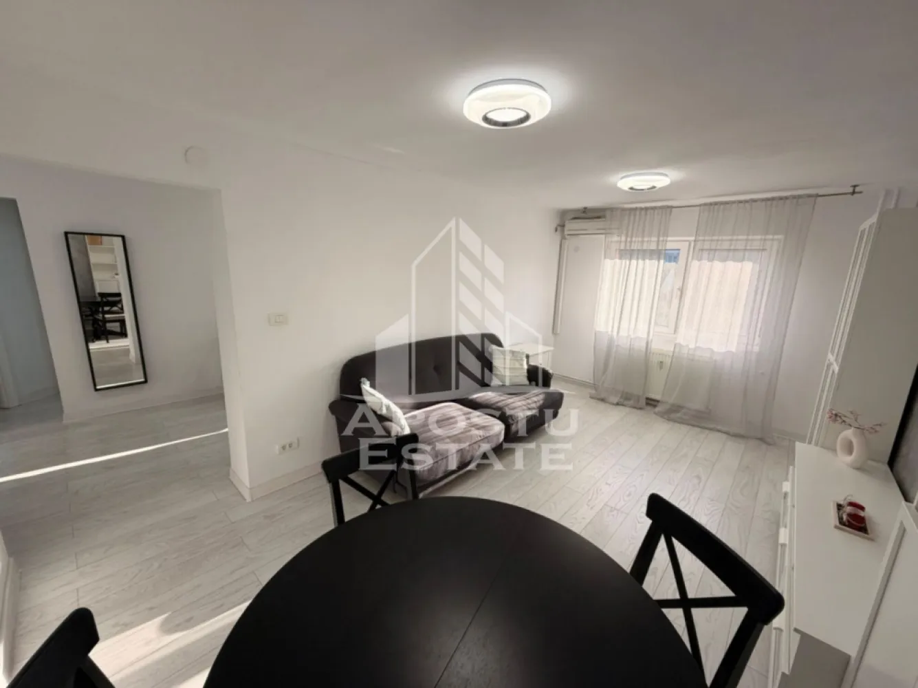 Apartament 2 camere de inchiriat, zona Aradului, Timisoara - Agentia imobiliara APOSTU ESTATE va propune spre inchiriere un apartament cu 2 camere, spatios si luminos, situat in zona Aradului , o zona linistita si bine pozitionata din Timisoara, potrivit pentru cupluri,familii, sau studenti care isi doresc o locuinta unde sa se simta confortabil si cu acces facil catre scoli, statii de autobuz, supermarketuri , magazine de zona, parcuri.

Suprafata utila: 52 mp
Compartimentare eficienta:
-Hol de acces generos
-Bucatarie complet mobilata si utilata, cu loc de luat masa
-Living luminos si spatios
-Dormitor mobilat si utilat
-Baie prevazuta cu cabina de dus

Confort si facilitati:
-Incalzirea apartamentului: centrala proprie
 -Apartamentul este complet mobilat si utilat

Localizare:
-Timis,Timisoara, zona Aradului – acces facil spre magazine, supermarketul , scoli, parcuri si mijloace de transport in comun.

Ideal pentru:
-Familii
-Cupluri
-Studenti

Disponibilitate: imediata
Pret chirie lunara: 420 euro
Programeaza o vizionare pentru a-ti putea imagina viitorul aici!
Id intern CP2724785