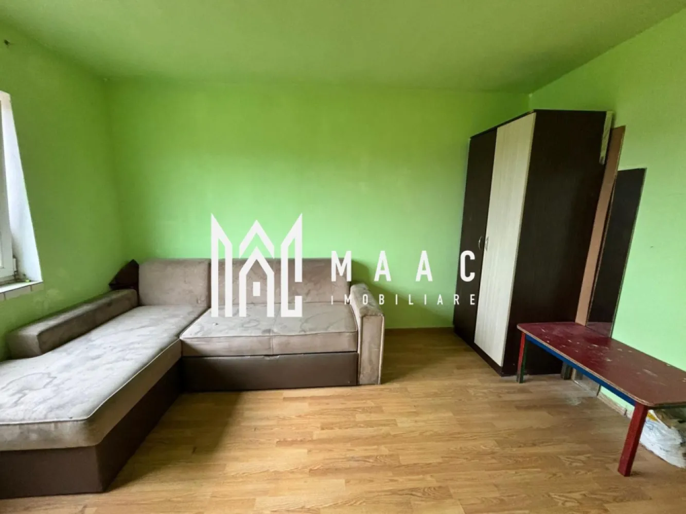 Garsonieră 26 mp I De renovat I Etaj 3 I Pivniță I Lazaret - MAAC Imobiliare oferă spre vânzare o garsonieră cu suprafața de 26 mp, situată la etajul 3 al unui imobil din cartierul Lazaret. Compartimentare - Bucătărie - Cameră de zi - Baie Proprietatea dispune și de o pivniță de 6 mp, inclusă în preț. Utilități și dotări - Încalzire cu radiator electric - Apă caldă prin boiler electric Stare și disponibilitate - Garsoniera este liberă de sarcini, poate fi vândută și predată imediat. - Necesită renovare, oferind posibilitatea de a fi amenajată după preferințele viitorului proprietar. Pentru mai multe detalii și pentru a programa o vizionare, contactați MAAC Imobiliare specificând ID CP2890305. }}