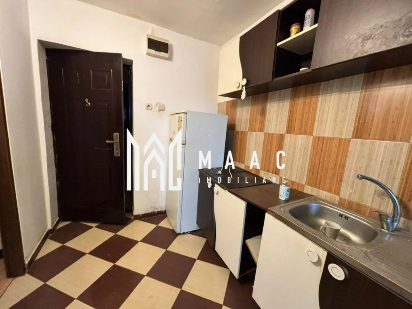 Garsonieră 26 mp I De renovat I Etaj 3 I Pivniță I Lazaret - MAAC Imobiliare oferă spre vânzare o garsonieră cu suprafața de 26 mp, situată la etajul 3 al unui imobil din cartierul Lazaret. Compartimentare - Bucătărie - Cameră de zi - Baie Proprietatea dispune și de o pivniță de 6 mp, inclusă în preț. Utilități și dotări - Încalzire cu radiator electric - Apă caldă prin boiler electric Stare și disponibilitate - Garsoniera este liberă de sarcini, poate fi vândută și predată imediat. - Necesită renovare, oferind posibilitatea de a fi amenajată după preferințele viitorului proprietar. Pentru mai multe detalii și pentru a programa o vizionare, contactați MAAC Imobiliare specificând ID CP2890305. }}