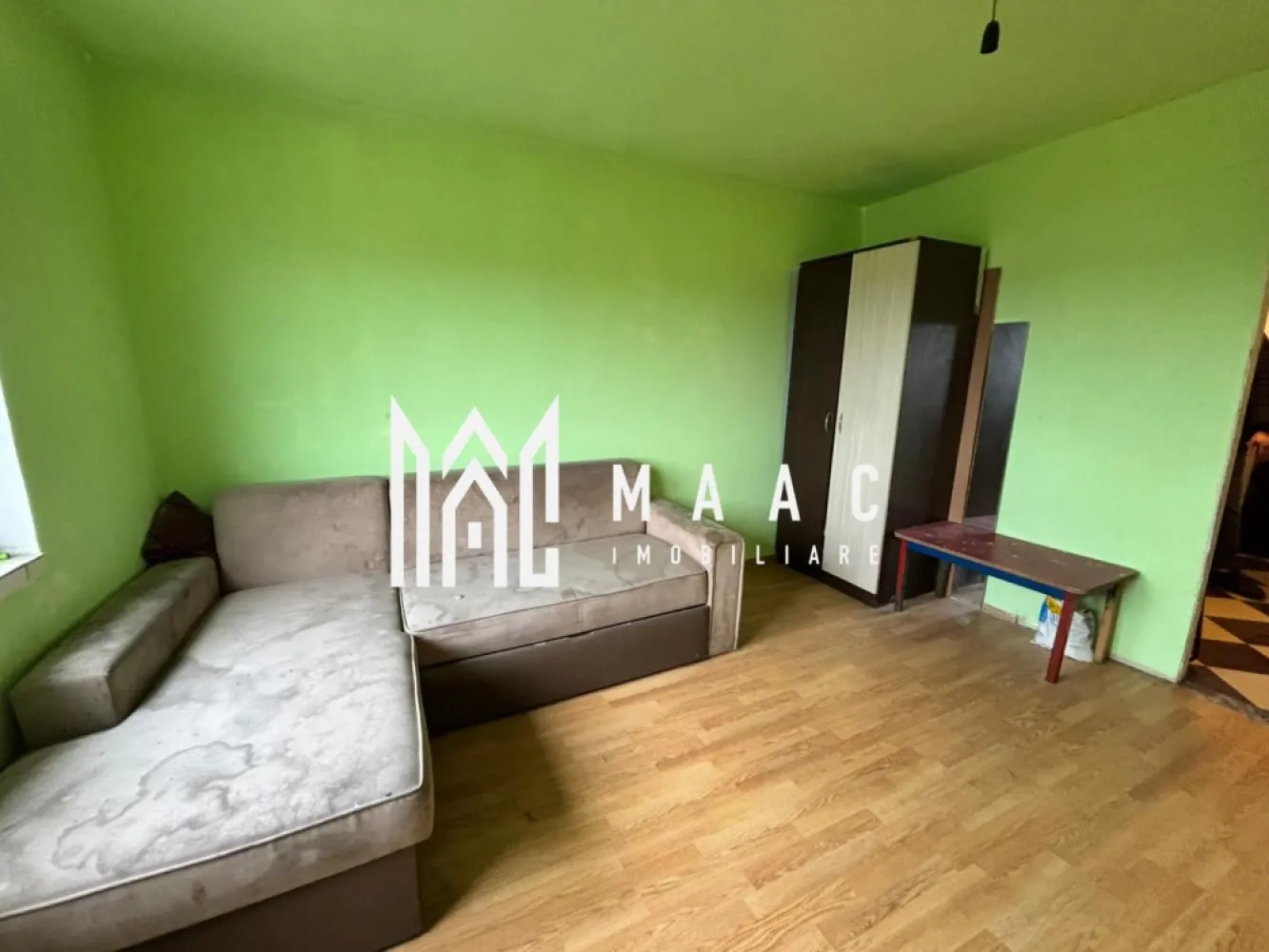 Garsonieră 26 mp I De renovat I Etaj 3 I Pivniță I Lazaret - MAAC Imobiliare oferă spre vânzare o garsonieră cu suprafața de 26 mp, situată la etajul 3 al unui imobil din cartierul Lazaret. Compartimentare - Bucătărie - Cameră de zi - Baie Proprietatea dispune și de o pivniță de 6 mp, inclusă în preț. Utilități și dotări - Încalzire cu radiator electric - Apă caldă prin boiler electric Stare și disponibilitate - Garsoniera este liberă de sarcini, poate fi vândută și predată imediat. - Necesită renovare, oferind posibilitatea de a fi amenajată după preferințele viitorului proprietar. Pentru mai multe detalii și pentru a programa o vizionare, contactați MAAC Imobiliare specificând ID CP2890305. }}